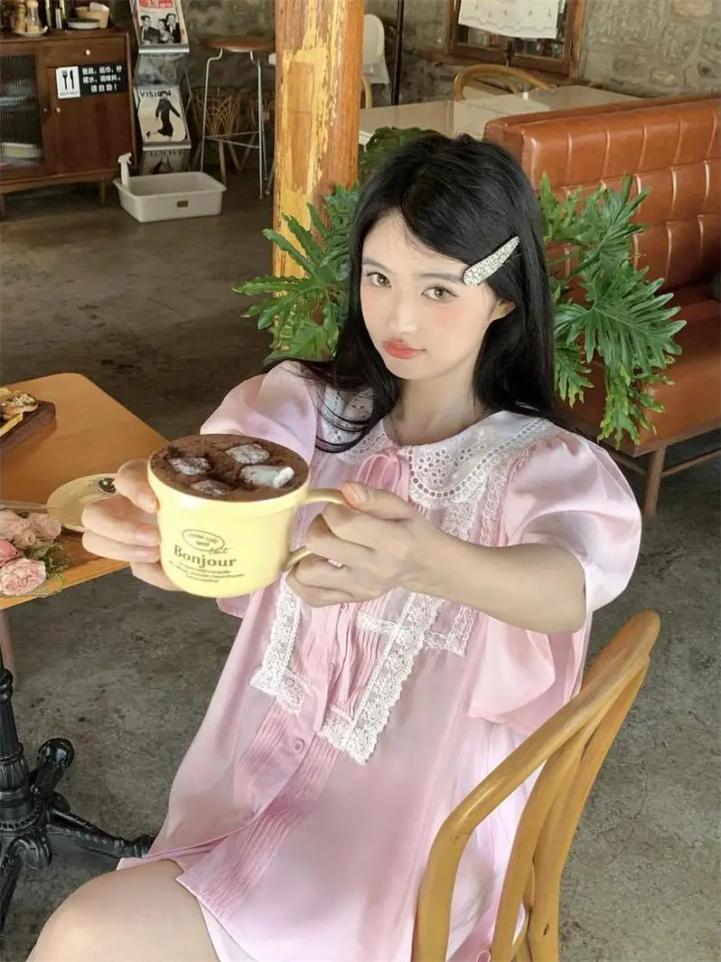 Sweet Korean Style Anti-Aging Set Women's Summer 2026 New Lace Trim Doll Collar Shirt Cake Skirt Fashion Ensemble
Sweet Korean Style Anti-Aging Set Women's Summer 2026 New Lace Trim Doll Collar Shirt Cake Skirt Fashion Ensemble