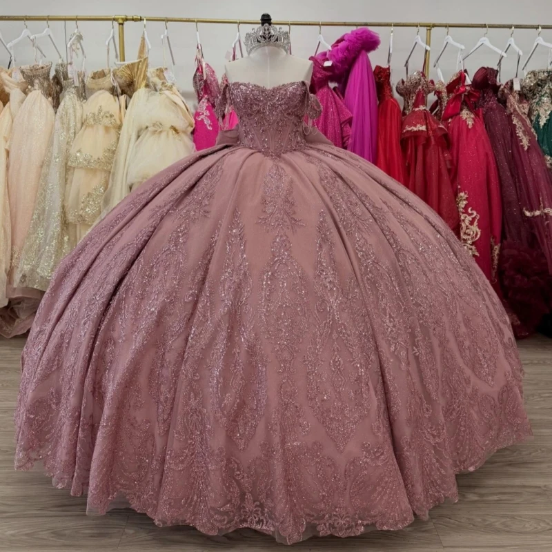 Розовые блестящие платья Quinceanera с открытыми плечами, бальное платье Sweet 16, платье с блестками и аппликацией, кружево с бисером и бантом, хрустальный корсет на день рождения
Розовые блестящие платья Quinceanera с открытыми плечами, бальное платье Sweet 16, платье с блестками и аппликацией, кружево с бисером и бантом, хрустальный корсет на день рождения
