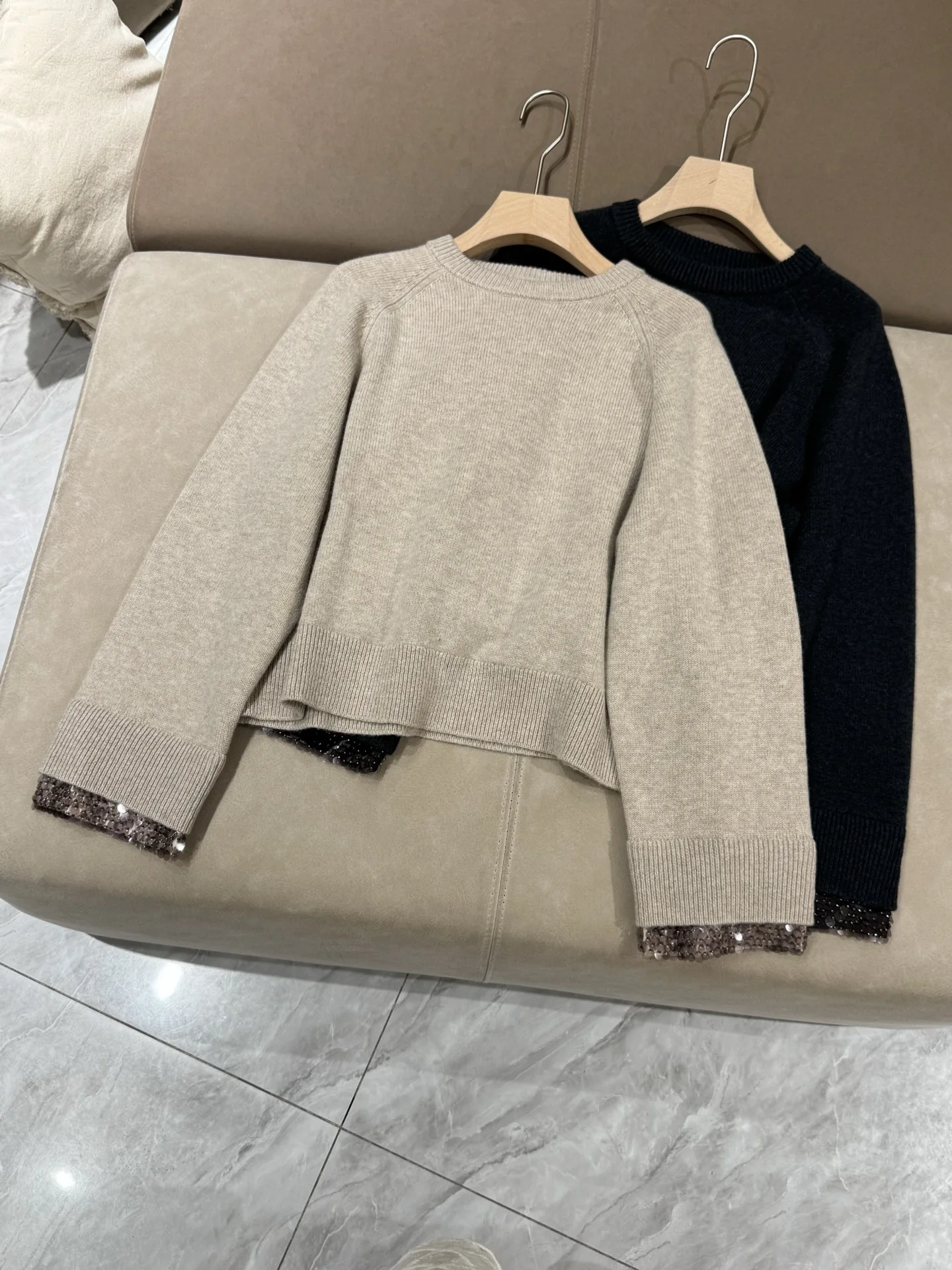 Осень-зима женский круглый вязаный шерстяной свитер Ne ort повседневный длинный свек с блестками удобный теплый цвет
Осень-зима женский круглый вязаный шерстяной свитер Ne ort повседневный длинный свек с блестками удобный теплый цвет