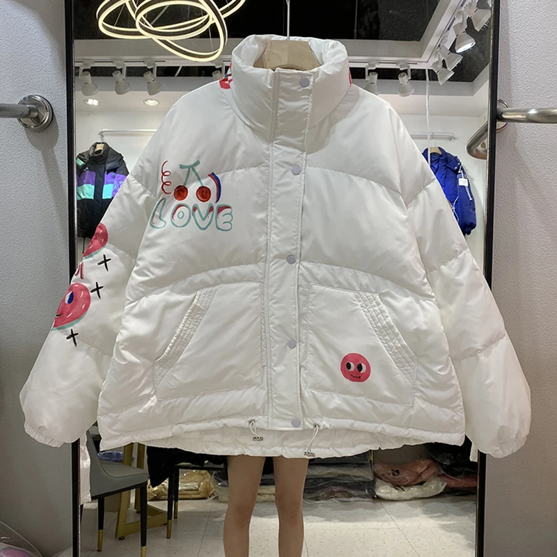 Короткая женская парка, зимняя куртка 2025 года, модные пуховики с принтом граффити, высокое качество, свободное, толстое, теплое, повседневное хлопковое пальто, женское
Короткая женская парка, зимняя куртка 2025 года, модные пуховики с принтом граффити, высокое качество, свободное, толстое, теплое, повседневное хлопковое пальто, женское