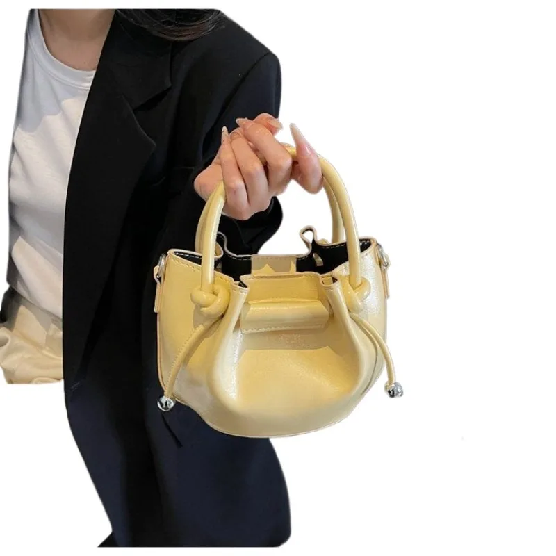 Premium Texture Small Bag Women' New Niche Design Messenger Bag Korean Version Portable Pleated Bucket Bag Fashionable Exquisite
Premium Texture Small Bag Women' New Niche Design Messenger Bag Korean Version Portable Pleated Bucket Bag Fashionable Exquisite
