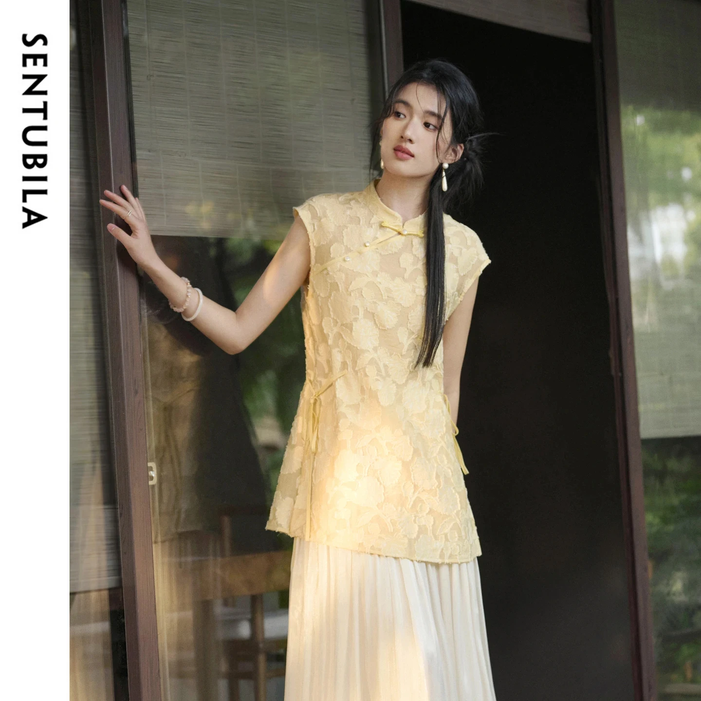 SENTUBILA Women's Jacquard Chiffon Blouse Elegant Stand Collar Frog Button Asymmetrical Front Texture Sleeveless Shirt 162VG4952
SENTUBILA Women's Jacquard Chiffon Blouse Elegant Stand Collar Frog Button Asymmetrical Front Texture Sleeveless Shirt 162VG4952