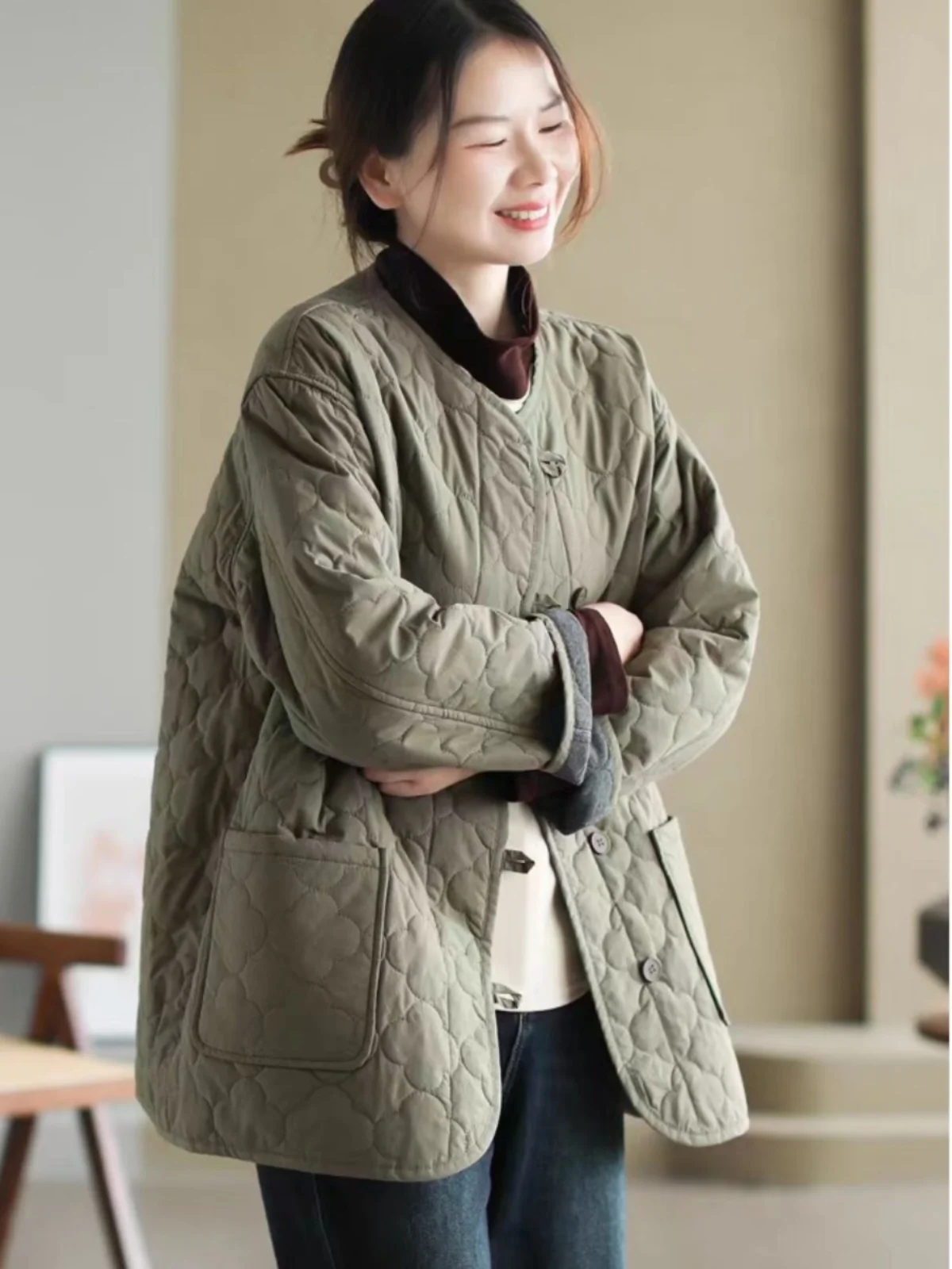 Женское хлопковое пальто с геометрическим узором в стиле ретро, осенне-зимнее свободное легкое теплое хлопковое пальто средней длины больших размеров
Женское хлопковое пальто с геометрическим узором в стиле ретро, осенне-зимнее свободное легкое теплое хлопковое пальто средней длины больших размеров