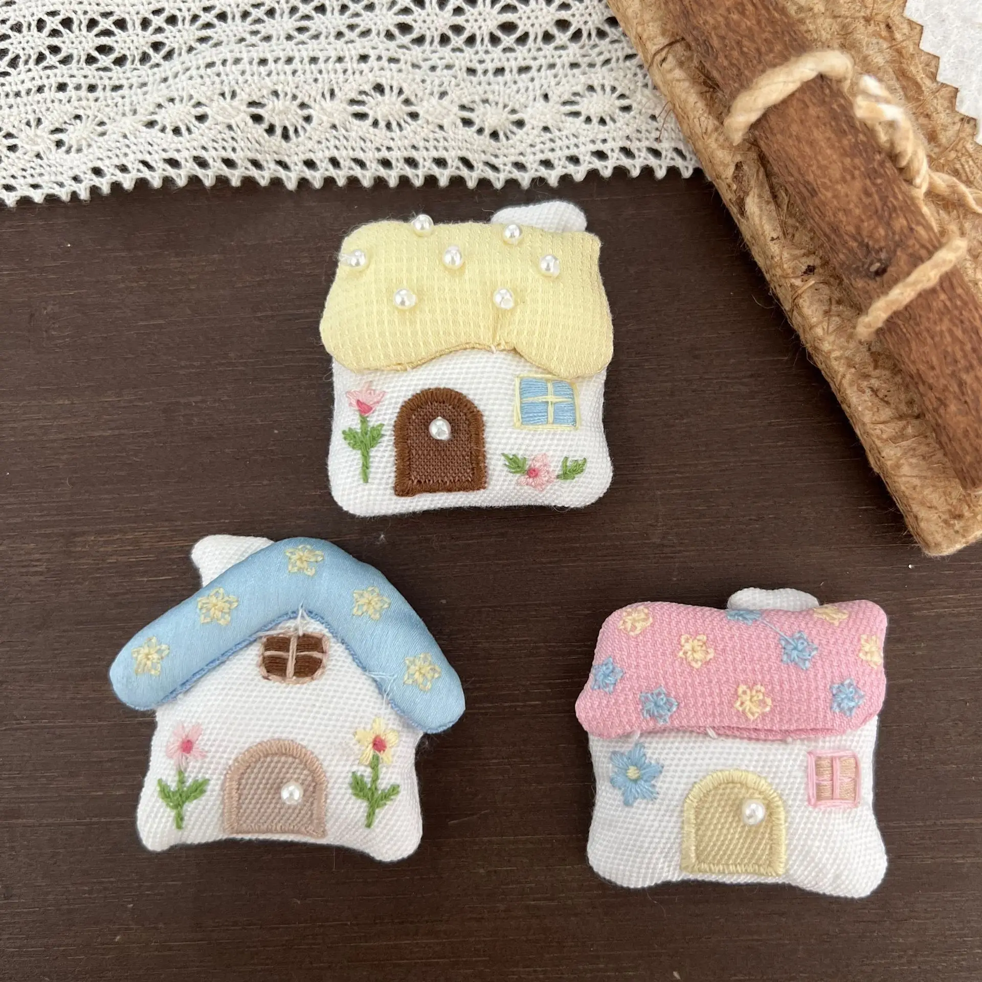 Spring House Brooch 1PCS For Women Cotton Filled Cartoon Three Color Hair Accessory Handmade Shoe Sock Bag Clothing Decor
Spring House Brooch 1PCS For Women Cotton Filled Cartoon Three Color Hair Accessory Handmade Shoe Sock Bag Clothing Decor