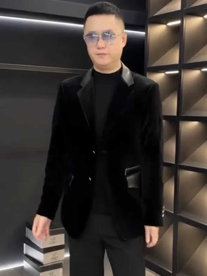 Мужской осенний костюм из вельвета с кожаным воротником, высококачественный, повседневный, модный, приталенный, деловой, с длинным рукавом
Мужской осенний костюм из вельвета с кожаным воротником, высококачественный, повседневный, модный, приталенный, деловой, с длинным рукавом