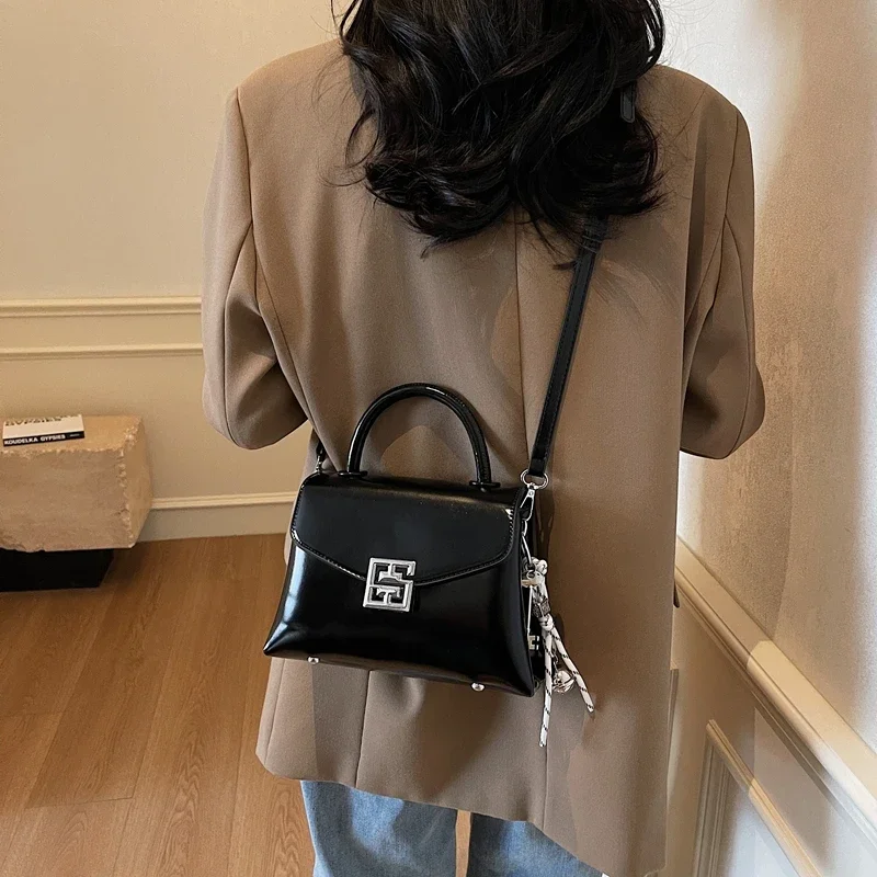 Шикарная кожаная большая сумка для женщин от известного дизайнера, элегантная и функциональная сумка люксового бренда
Шикарная кожаная большая сумка для женщин от известного дизайнера, элегантная и функциональная сумка люксового бренда