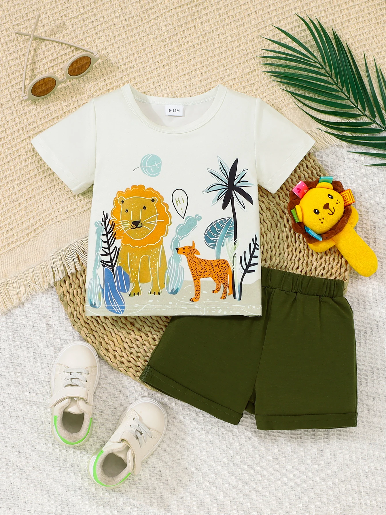 Очаровательный модный комплект из футболки с коротким рукавом и шорт оливкового цвета с принтом животных для мальчиков SS2026 (0-4 года): мягкий, удобный, идеально подходит для
Очаровательный модный комплект из футболки с коротким рукавом и шорт оливкового цвета с принтом животных для мальчиков SS2026 (0-4 года): мягкий, удобный, идеально подходит для