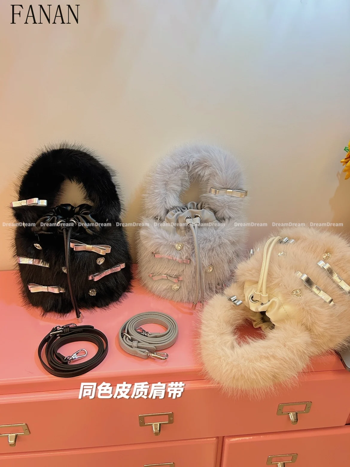 Fashion Cute Lady Top-Handle Bags Bucket Bag Can Be Messenger Sweet Women's Handbags Temperament Plush Womens Casual Bag
Fashion Cute Lady Top-Handle Bags Bucket Bag Can Be Messenger Sweet Women's Handbags Temperament Plush Womens Casual Bag