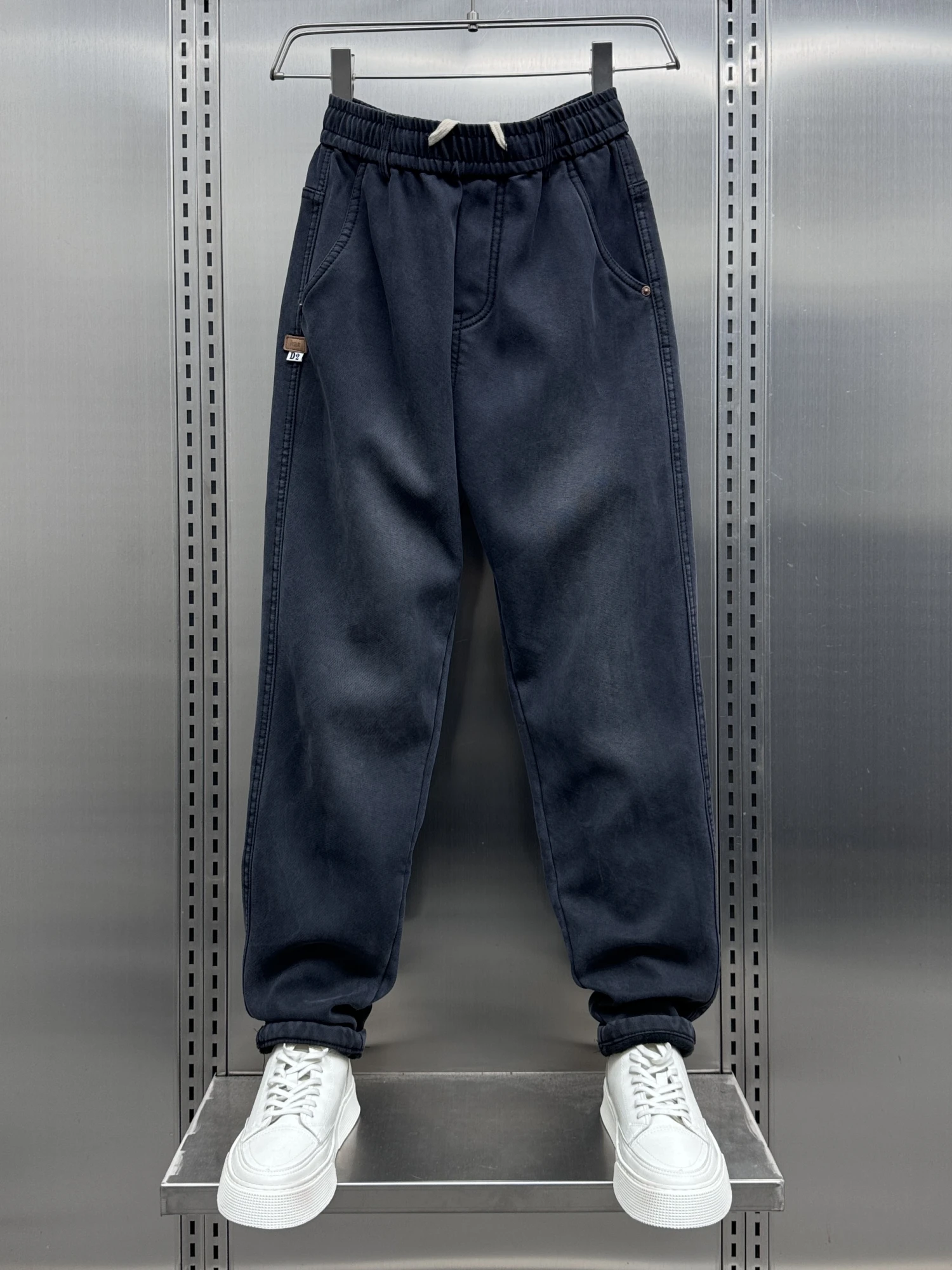 Новые осенне-зимние мужские брюки свободного кроя с флисовой подкладкой, градиентным цветом, в корейском стиле, модные, мягкие, повседневные, облегающие
Новые осенне-зимние мужские брюки свободного кроя с флисовой подкладкой, градиентным цветом, в корейском стиле, модные, мягкие, повседневные, облегающие