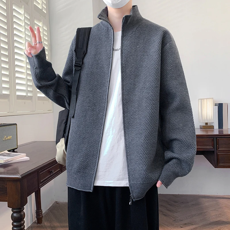 Весенне-осенний новый однотонный вязаный кардиган с воротником-стойкой для мужчин, свободный повседневный свитер на молнии
Весенне-осенний новый однотонный вязаный кардиган с воротником-стойкой для мужчин, свободный повседневный свитер на молнии