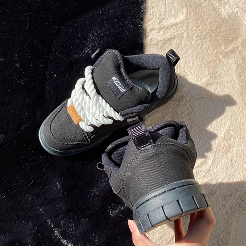 Fashionable and minimalist design, small black shoes, small hanging decorations, trendy shoes, large-sized board shoes
Fashionable and minimalist design, small black shoes, small hanging decorations, trendy shoes, large-sized board shoes