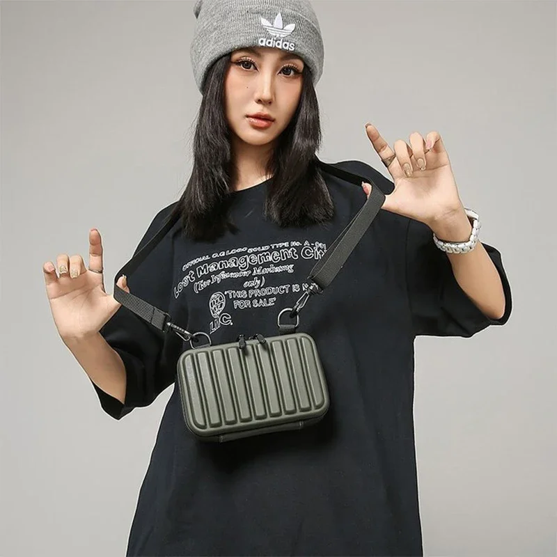 Мини-сумка с твердым корпусом, унисекс, повседневная мини-сумка для хранения мобильного телефона, сумка через плечо, маленькая квадратная коробка из ПВХ для мужчин и женщин, бас 
Мини-сумка с твердым корпусом, унисекс, повседневная мини-сумка для хранения мобильного телефона, сумка через плечо, маленькая квадратная коробка из ПВХ для мужчин и женщин, бас