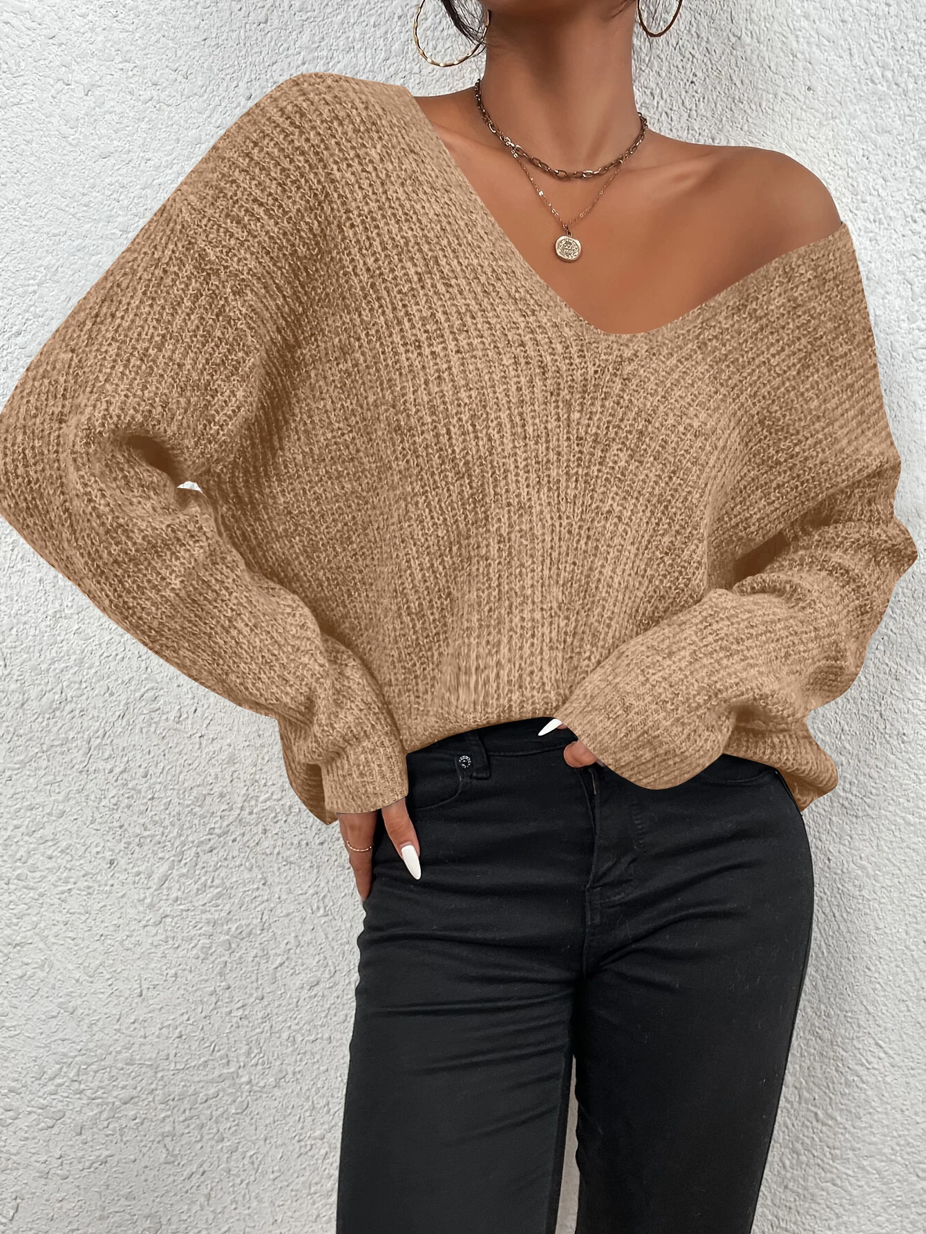 Французский вязаный свитер в рубчик с V-образным вырезом и заниженными плечами
Французский вязаный свитер в рубчик с V-образным вырезом и заниженными плечами