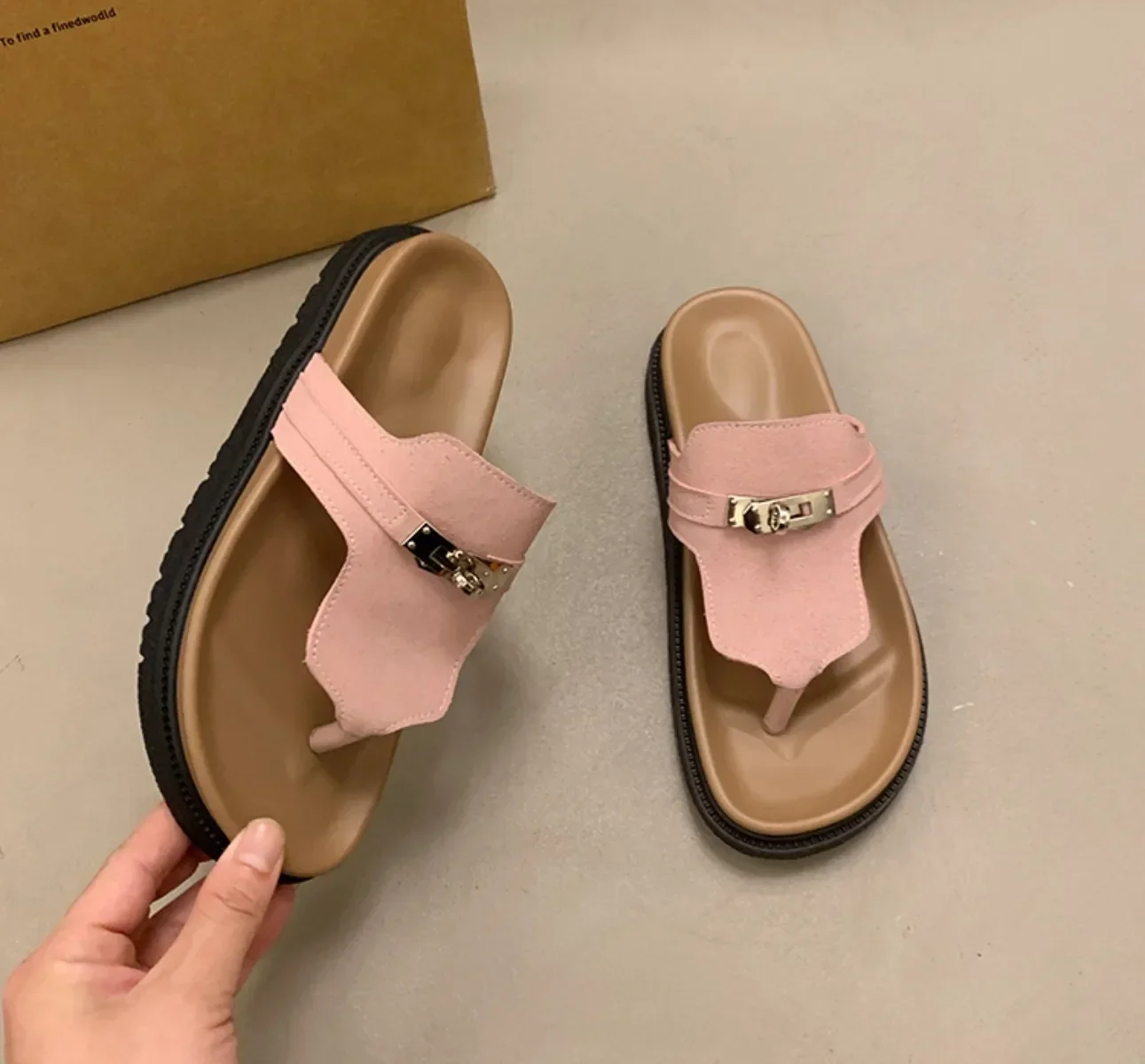 Женские тапочки, сандалии на плоской подошве, летняя обувь, новинка 2024, повседневные трендовые женские шлепанцы, спортивная обувь с открытой пяткой, шлепанцы, Mujer Sandalias
Женские тапочки, сандалии на плоской подошве, летняя обувь, новинка 2024, повседневные трендовые женские шлепанцы, спортивная обувь с открытой пяткой, шлепанцы, Mujer Sandalias