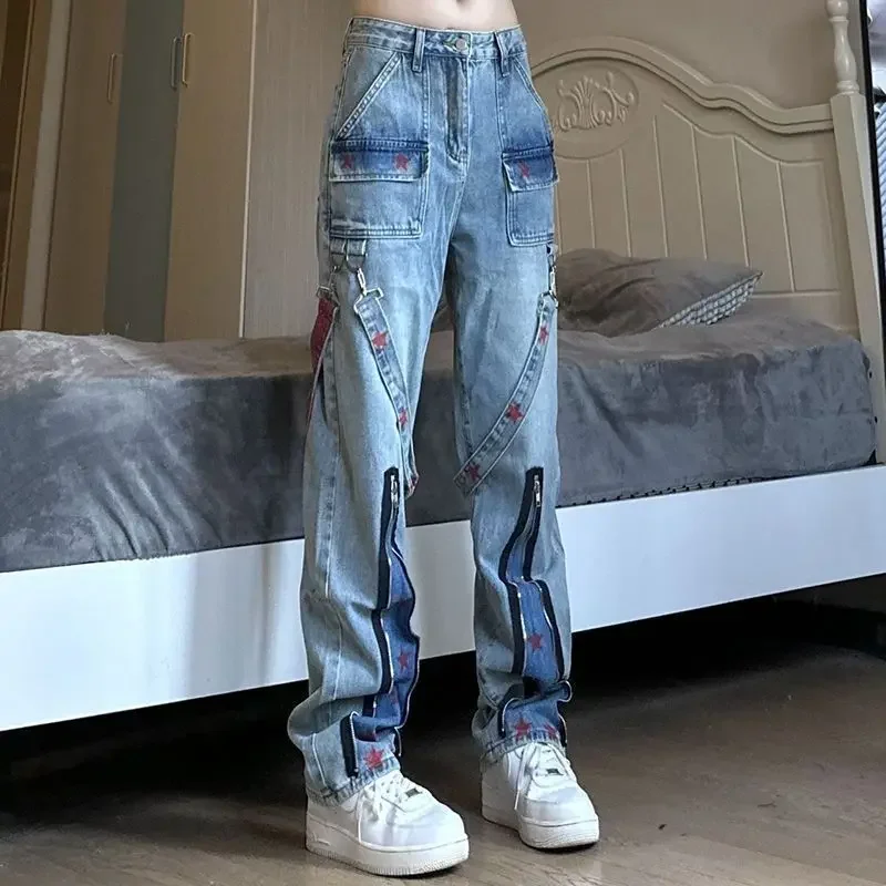 High-waisted denim overalls women's autumn and winter with many zippers and stars printed design loose straight casual pants.
High-waisted denim overalls women's autumn and winter with many zippers and stars printed design loose straight casual pants.