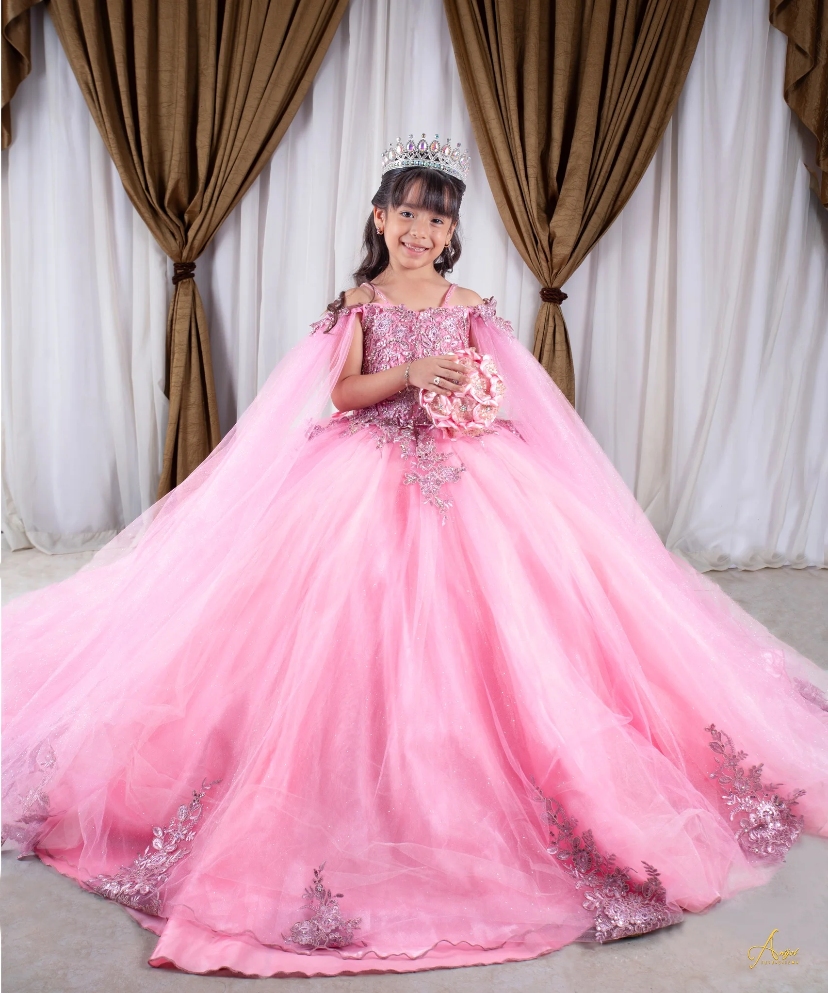 Розовое платье на тонких бретельках для девочек с пышной кружевной аппликацией и накидкой на рукавах, детская одежда для подружек невесты
Розовое платье на тонких бретельках для девочек с пышной кружевной аппликацией и накидкой на рукавах, детская одежда для подружек невесты