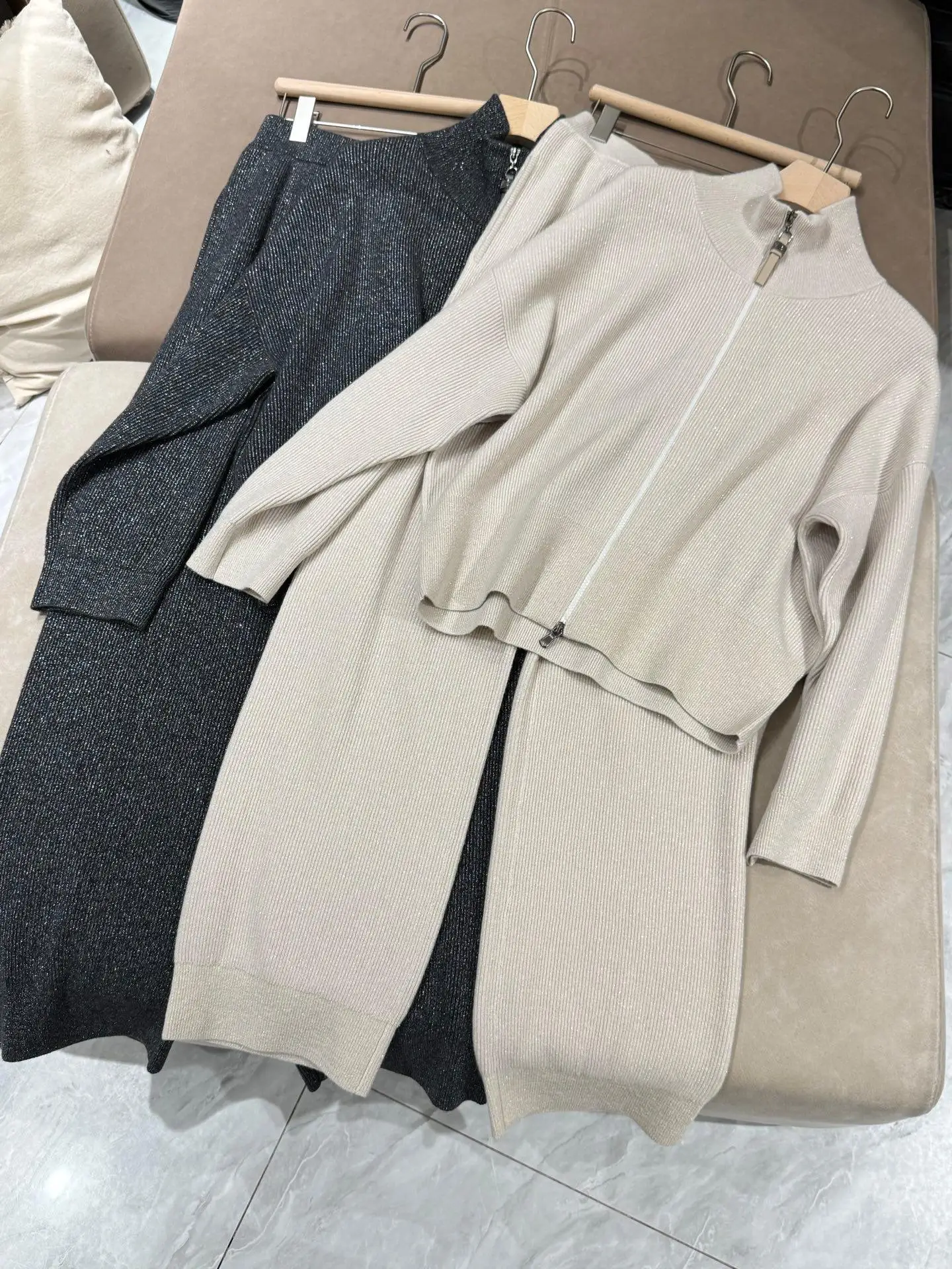 Женский универсальный повседневный комплект из блестящей шерсти
Женский универсальный повседневный комплект из блестящей шерсти