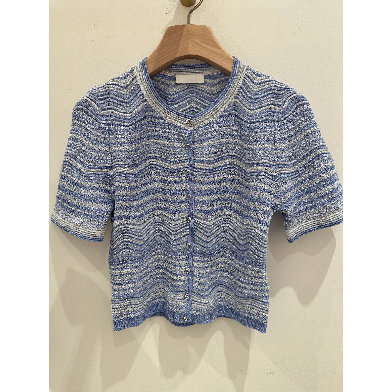 Heidd Gradient Blue Wave Stripe Shiny Silk round Neck Short Sleeve Knitted Sweater Women's Spring Summer Fashion Casual Top
Heidd Gradient Blue Wave Stripe Shiny Silk round Neck Short Sleeve Knitted Sweater Women's Spring Summer Fashion Casual Top