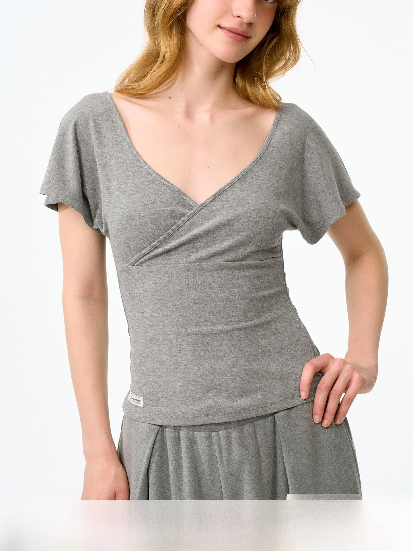 Firstfloor Lightweight Comfortable Skin-tight Fitted Lazy Sleeve Southern French Large V-neck Slimming Top
Firstfloor Lightweight Comfortable Skin-tight Fitted Lazy Sleeve Southern French Large V-neck Slimming Top