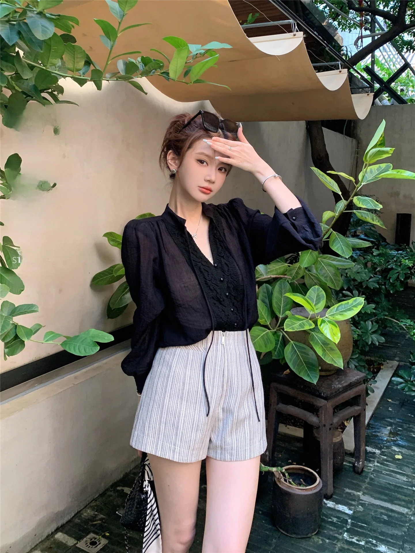 Дизайнерская новинка: Женский топ с кружевной отделкой и завязками, в корейском стиле, с воротником, повседневный, свободного кроя, осенняя коллекция.
Дизайнерская новинка: Женский топ с кружевной отделкой и завязками, в корейском стиле, с воротником, повседневный, свободного кроя, осенняя коллекция.