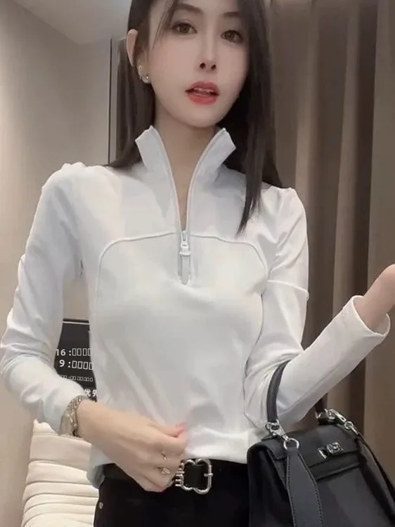 Осень 2023. Женская приталенная длинная футболка Све на молнии. Дизайн Faion ow. Топ с высоким воротником из полиэстера. Обычные брюки.
Осень 2023. Женская приталенная длинная футболка Све на молнии. Дизайн Faion ow. Топ с высоким воротником из полиэстера. Обычные брюки.