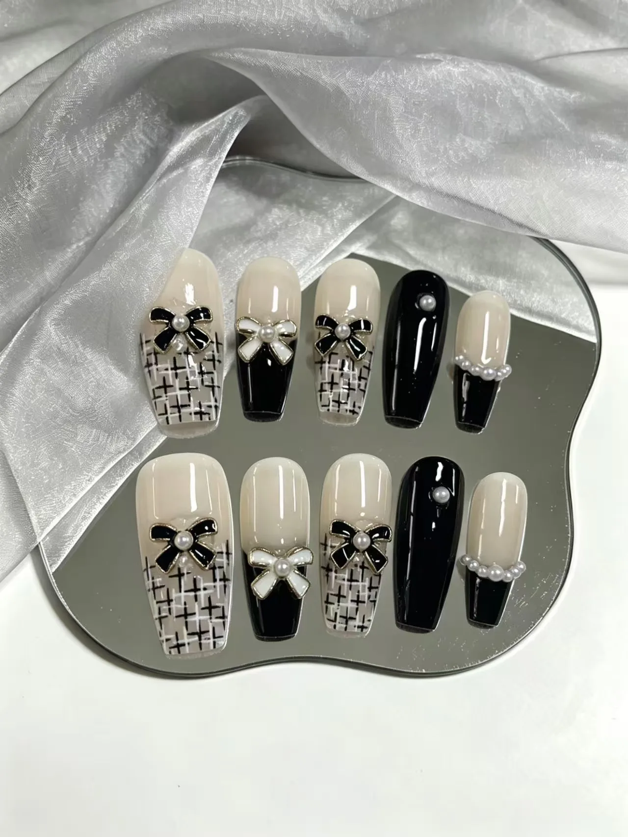 10-Piece Set of Heavy-Duty Metal Bow Zircon Long Trapezoidal Gothic Lolita Handmade Nails, Pure Black + Nude Translucent Dual-Color Gradient Base Color, Cool-Toned Dark Style Paired with Gentle Nude Skin Tones, Both Cool and Soft, Brightens Yellow Skin, S
10-Piece Set of Heavy-Duty Metal Bow Zircon Long Trapezoidal Gothic Lolita Handmade Nails, Pure Black + Nude Translucent Dual-Color Gradient Base Color, Cool-Toned Dark Style Paired with Gentle Nude Skin Tones, Both Cool and Soft, Brightens Yellow Skin, S