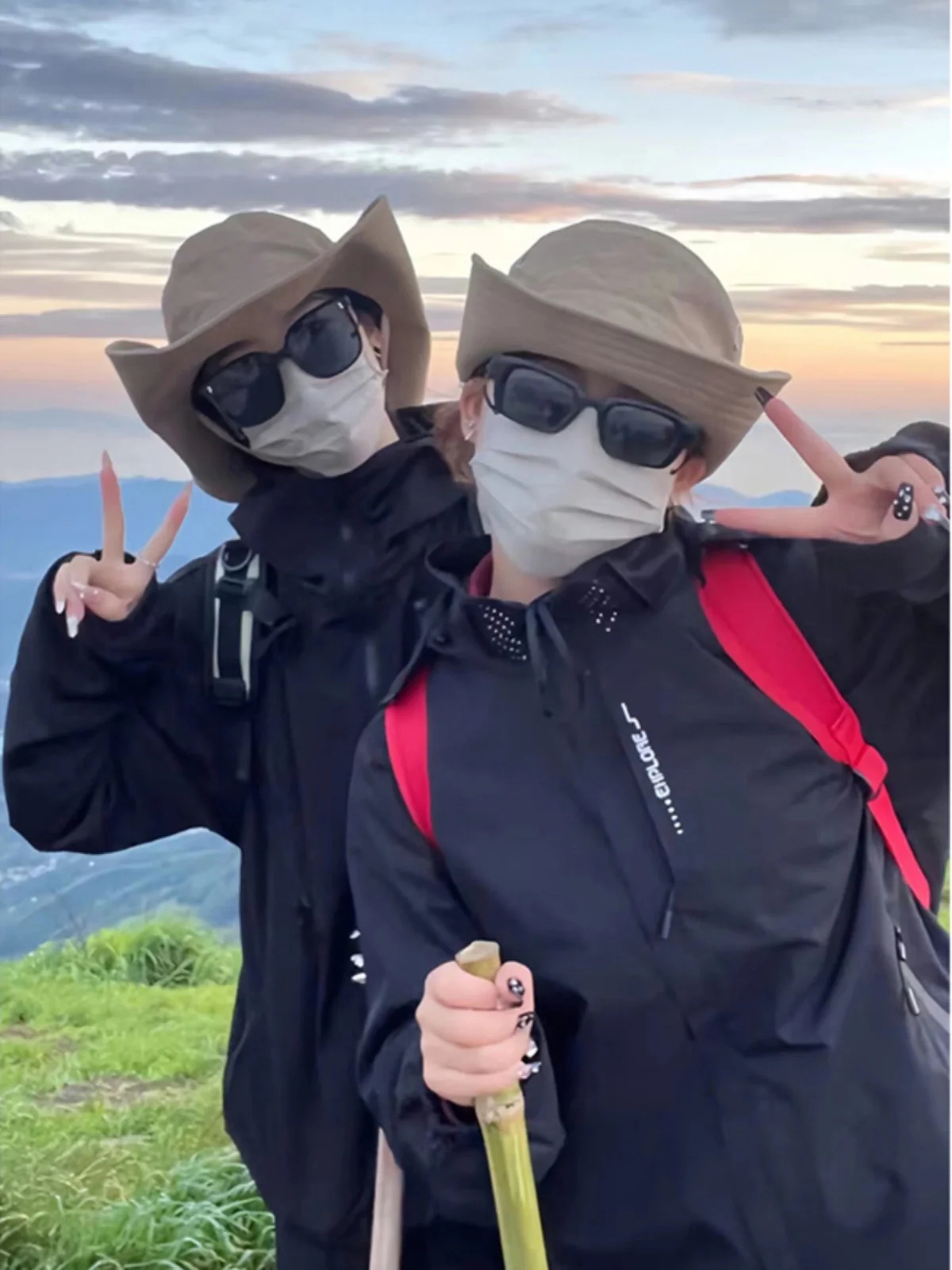 American Tee-in-One Men's Outdoor Hardell Jaet Spring Autumn Waterproof Bla Hooded Climbing Clothes Tibet Traveling
American Tee-in-One Men's Outdoor Hardell Jaet Spring Autumn Waterproof Bla Hooded Climbing Clothes Tibet Traveling