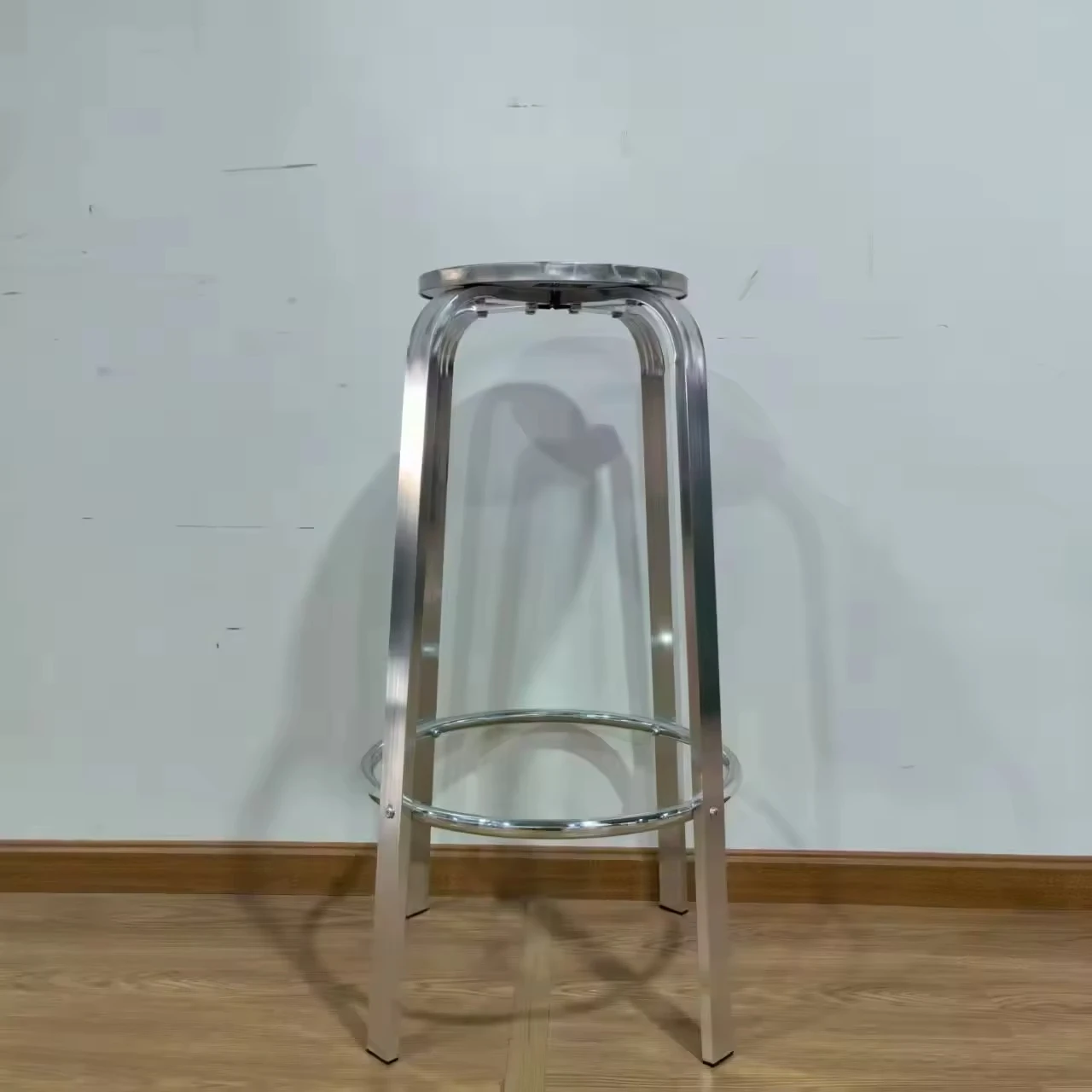 New Lightweight Durable bar Stools Suitable for Bars Cafes Entertainment Venues
New Lightweight Durable bar Stools Suitable for Bars Cafes Entertainment Venues