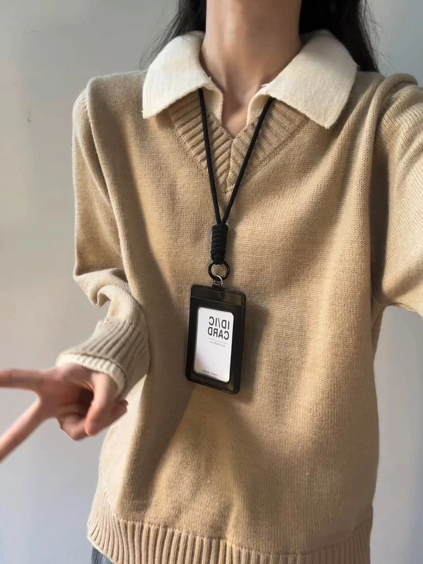 Мужской вязаный свитер в американском ретро-стиле с V-образным вырезом, осенне-зимний, в стиле кэжуал, премиум-класса, с пэчворком, свободного кроя, мягкий, матовый.
Мужской вязаный свитер в американском ретро-стиле с V-образным вырезом, осенне-зимний, в стиле кэжуал, премиум-класса, с пэчворком, свободного кроя, мягкий, матовый.