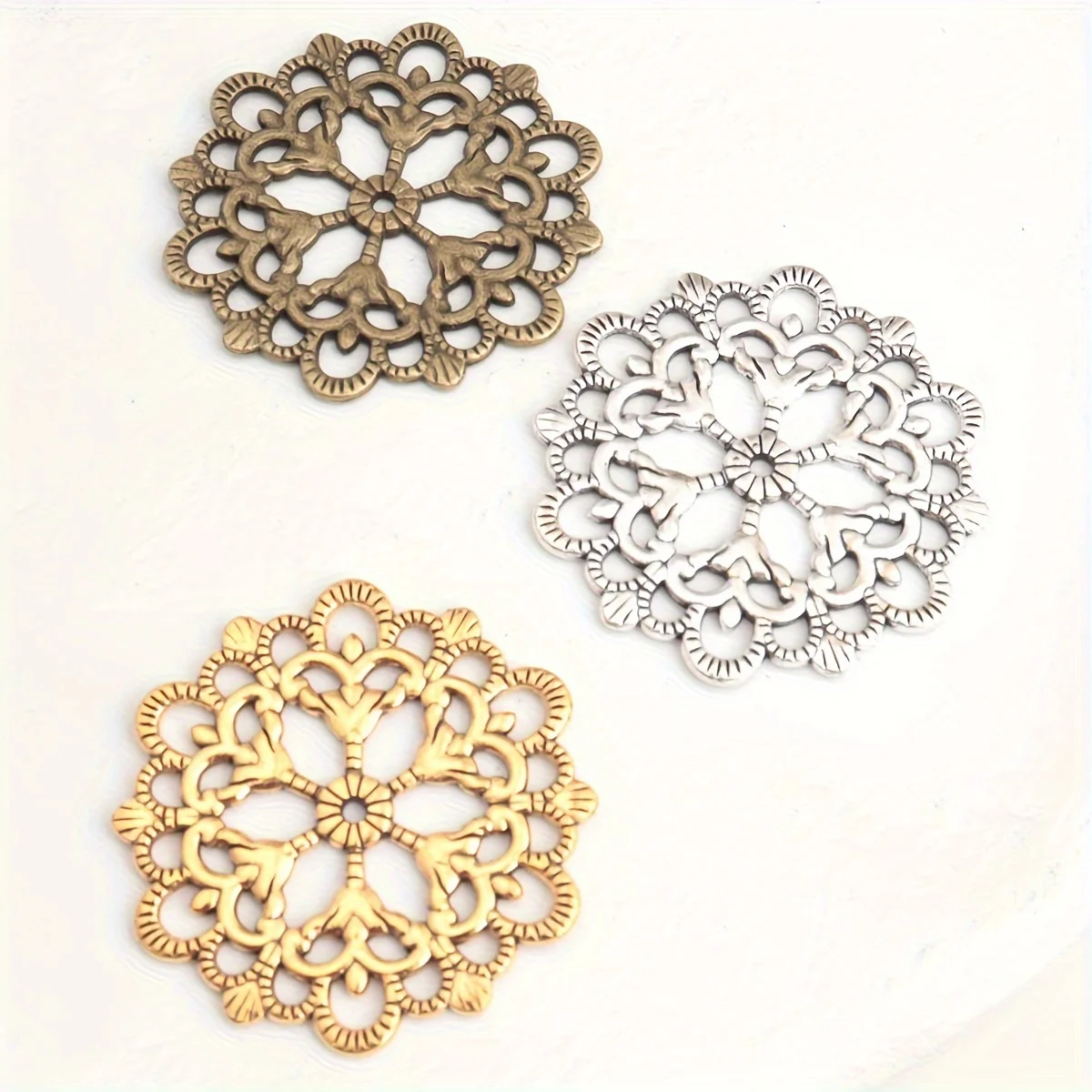 30 pieces of 30mm/1.2-inch classic y/classical gold/antique bronze hollow lace flower circular alloy pendant Christmas ornaments
30 pieces of 30mm/1.2-inch classic y/classical gold/antique bronze hollow lace flower circular alloy pendant Christmas ornaments