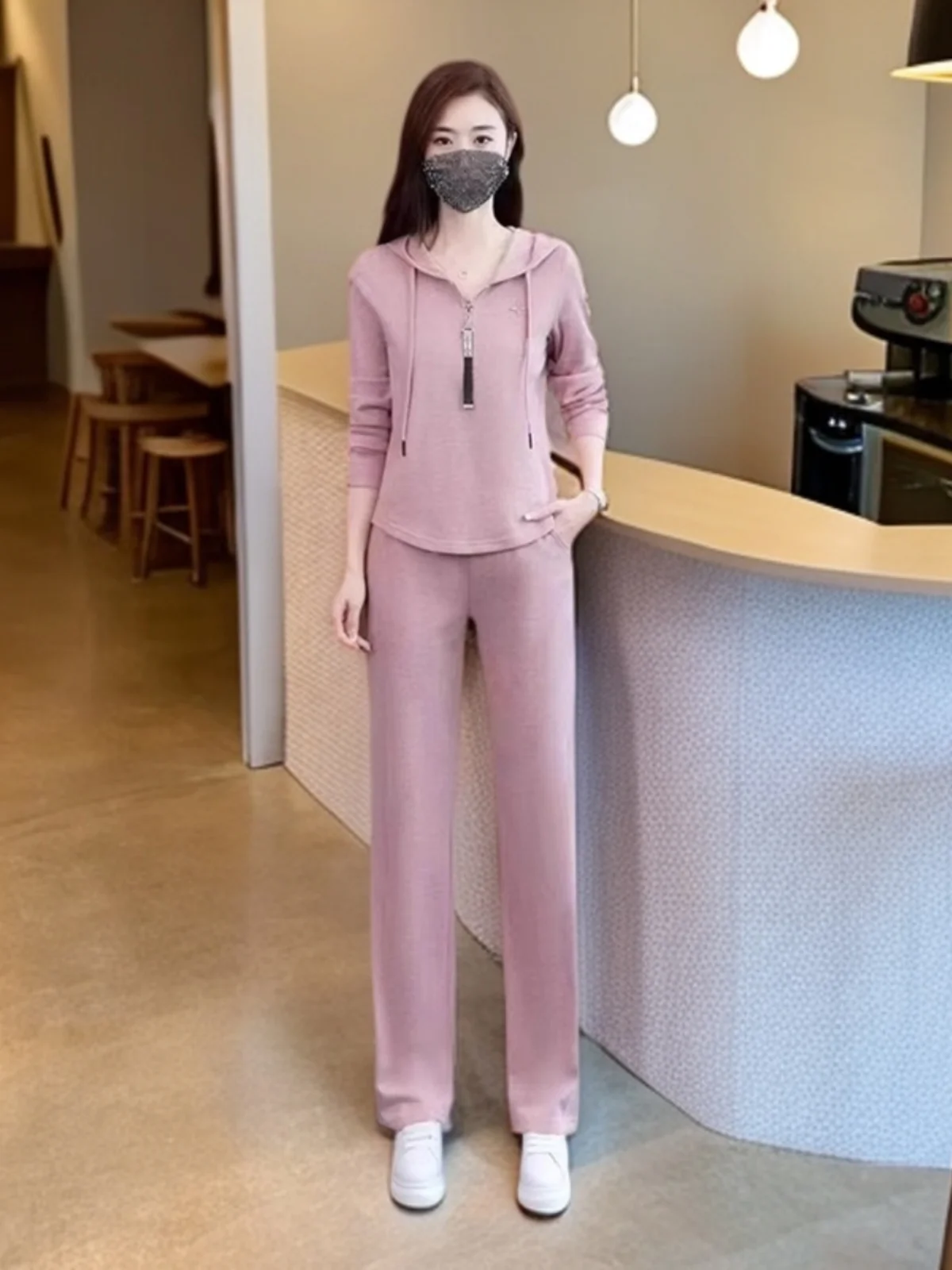 Осенний повседневный спортивный костюм для женщин: модный антивозрастной комплект из худи с длинным рукавом и широких брюк, трендовый комплект из двух предметов
Осенний повседневный спортивный костюм для женщин: модный антивозрастной комплект из худи с длинным рукавом и широких брюк, трендовый комплект из двух предметов