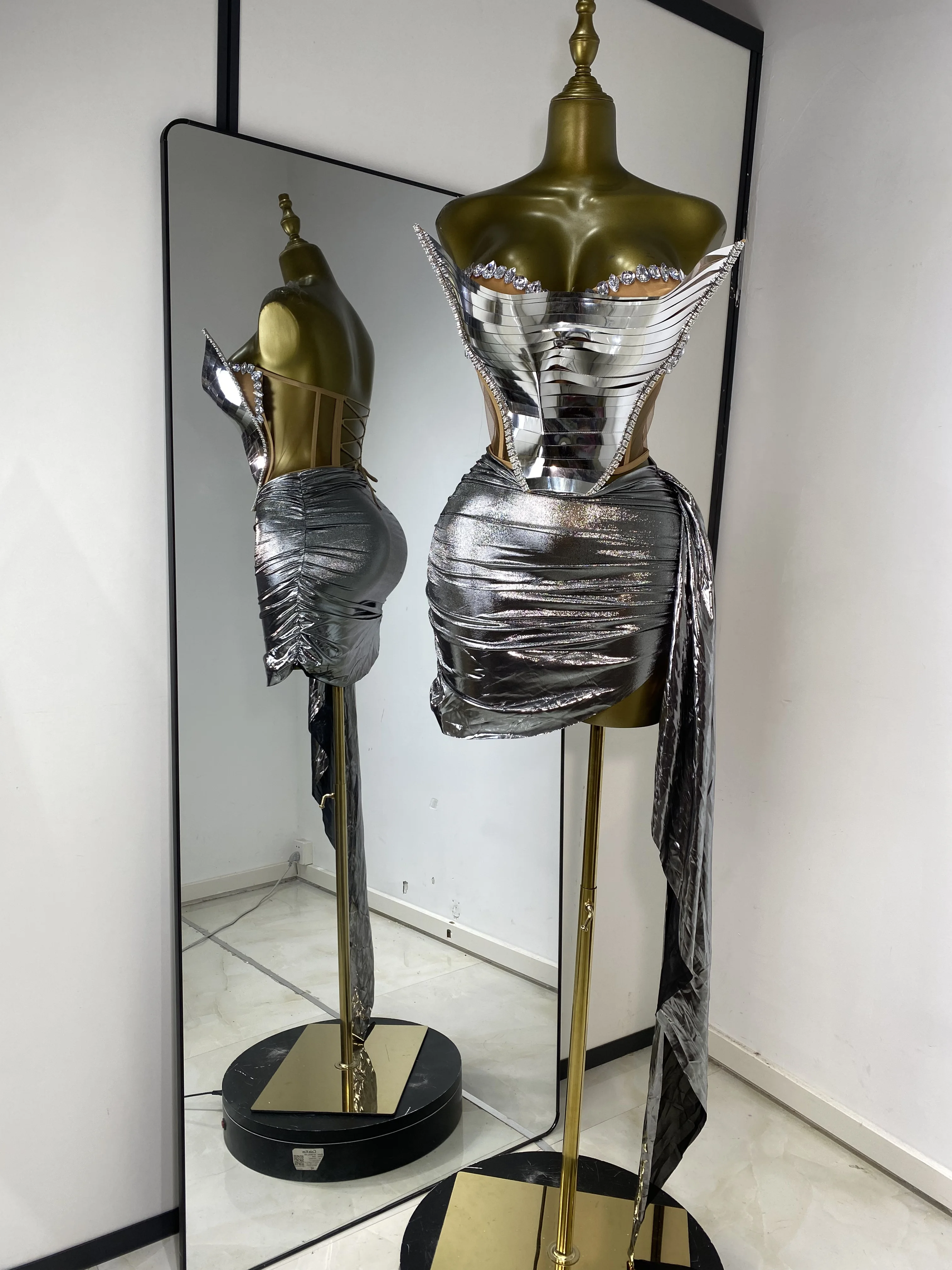 Women Silver Cosplay Outfits 3D Crystal Mirror Corset Top And Mini Bronzing Skirt 2 Pieces Sets Evening Club Party Stage Costume
Women Silver Cosplay Outfits 3D Crystal Mirror Corset Top And Mini Bronzing Skirt 2 Pieces Sets Evening Club Party Stage Costume