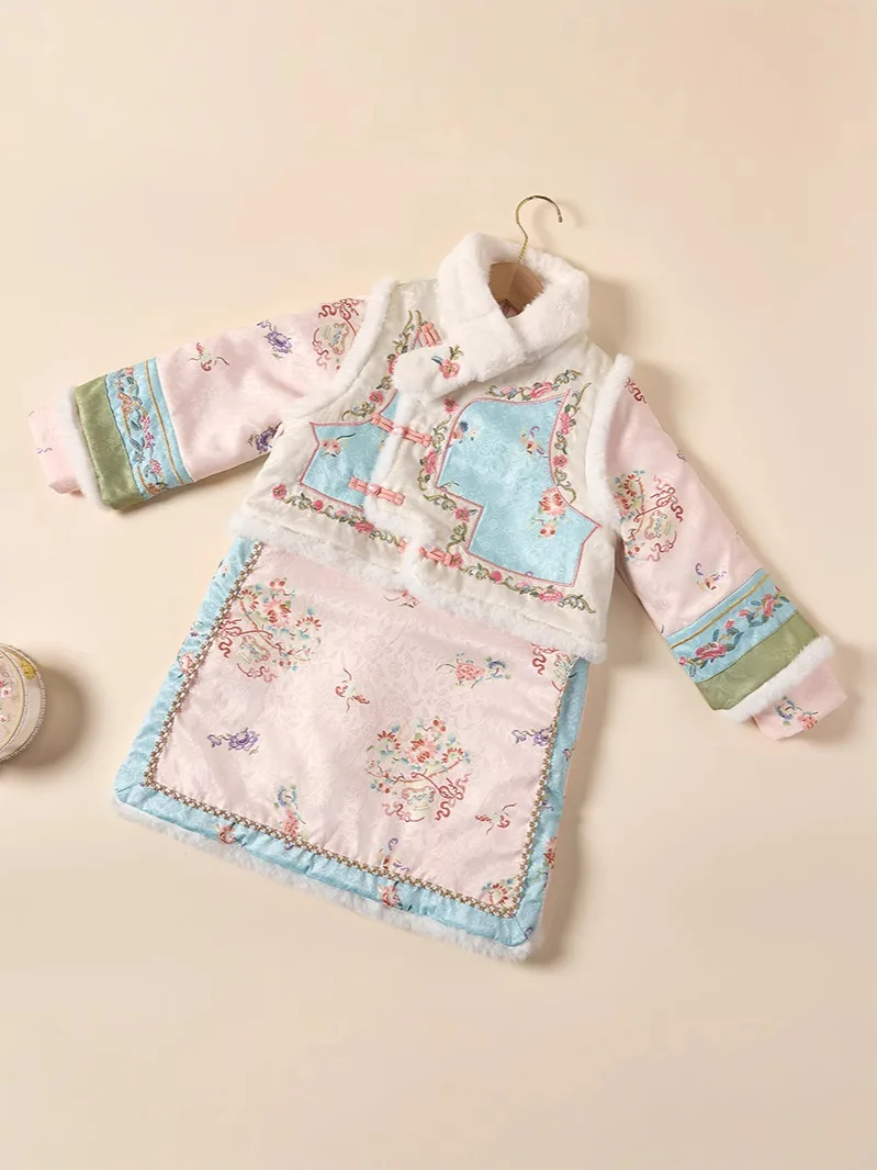 Autumn And Winter New Plaid Clothing Set For Girls, Taking Photos In Palace Style Ancient Costume With Velvet Cheongsam Hanfu
Autumn And Winter New Plaid Clothing Set For Girls, Taking Photos In Palace Style Ancient Costume With Velvet Cheongsam Hanfu