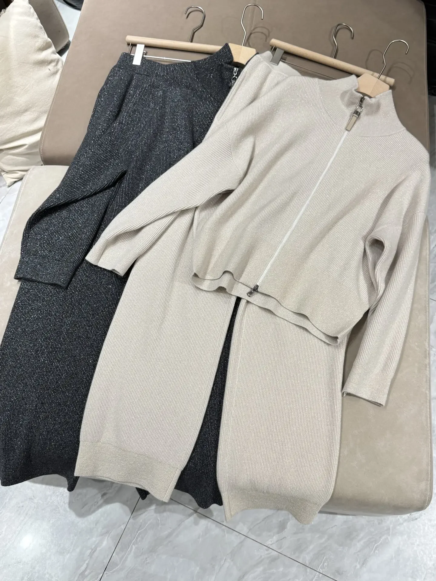 Women Shining 2-Piece Set Stand Collar Long Sleeve Cardigan + Elastic Waist Straight Long Pants Fashion Knitted Suits
Women Shining 2-Piece Set Stand Collar Long Sleeve Cardigan + Elastic Waist Straight Long Pants Fashion Knitted Suits