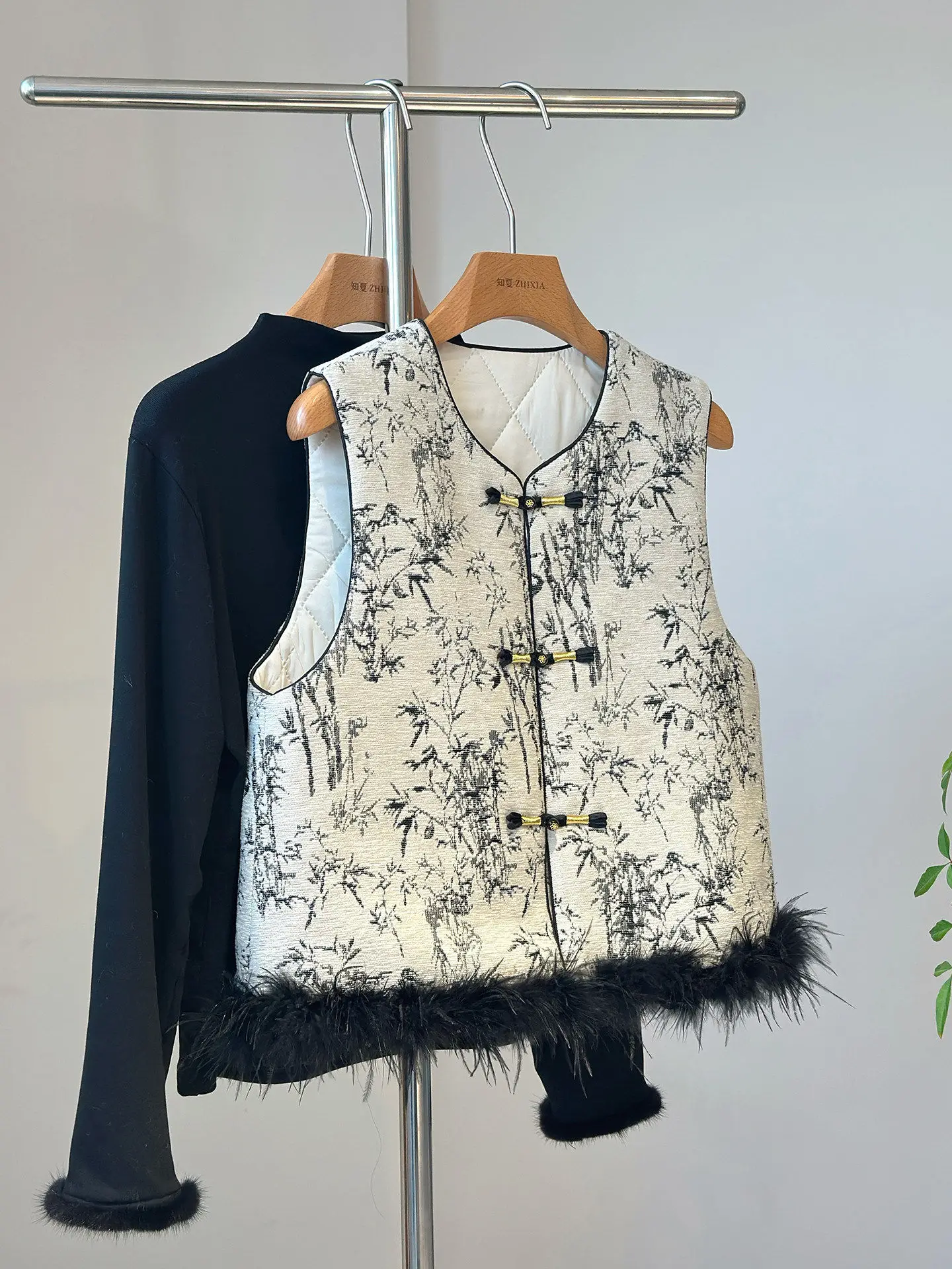 Новый китайский хлопковый жилет Sle Thiened, женский высококачественный круглый жилет со страусиными перьями, верхняя одежда, зима 2025 г., дышащий
Новый китайский хлопковый жилет Sle Thiened, женский высококачественный круглый жилет со страусиными перьями, верхняя одежда, зима 2025 г., дышащий