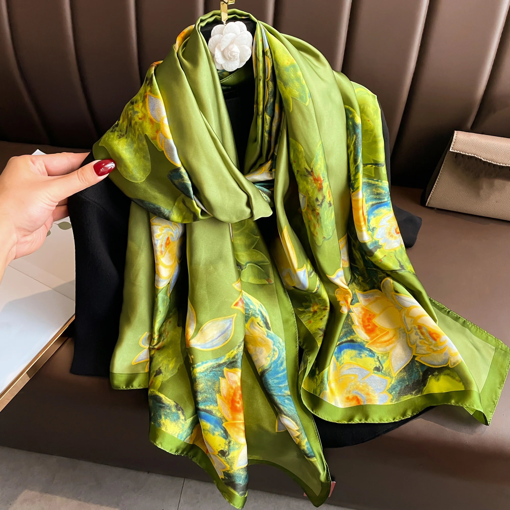 Fashionable Bohemian Lijing satin new printed floral scarf versatile fashionable Western style scarf warm shawl
Fashionable Bohemian Lijing satin new printed floral scarf versatile fashionable Western style scarf warm shawl