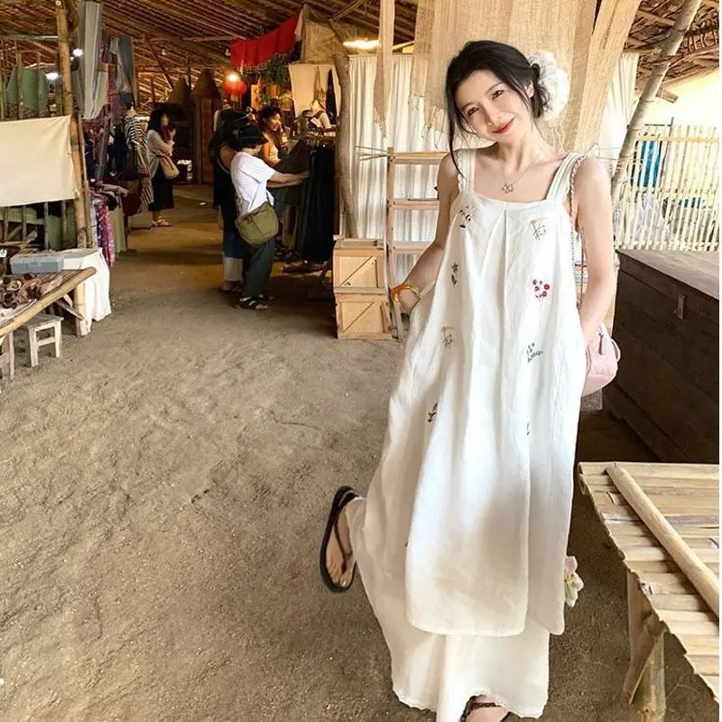Cotton Linen White Embroidery Temperament Sleeveless A-line Long Dress for Women Summer Beach Chic Sweet Strap Camisole Dress
Cotton Linen White Embroidery Temperament Sleeveless A-line Long Dress for Women Summer Beach Chic Sweet Strap Camisole Dress