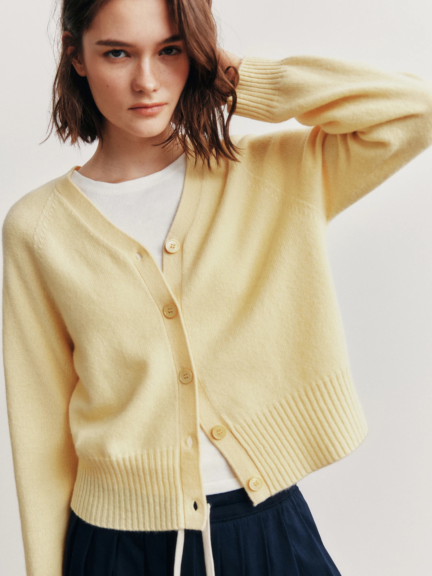 Женский шерстяной вязаный кардиган с V-образным вырезом, цельнокроеным дизайном и вставками на плечах, классический простой фасон
Женский шерстяной вязаный кардиган с V-образным вырезом, цельнокроеным дизайном и вставками на плечах, классический простой фасон