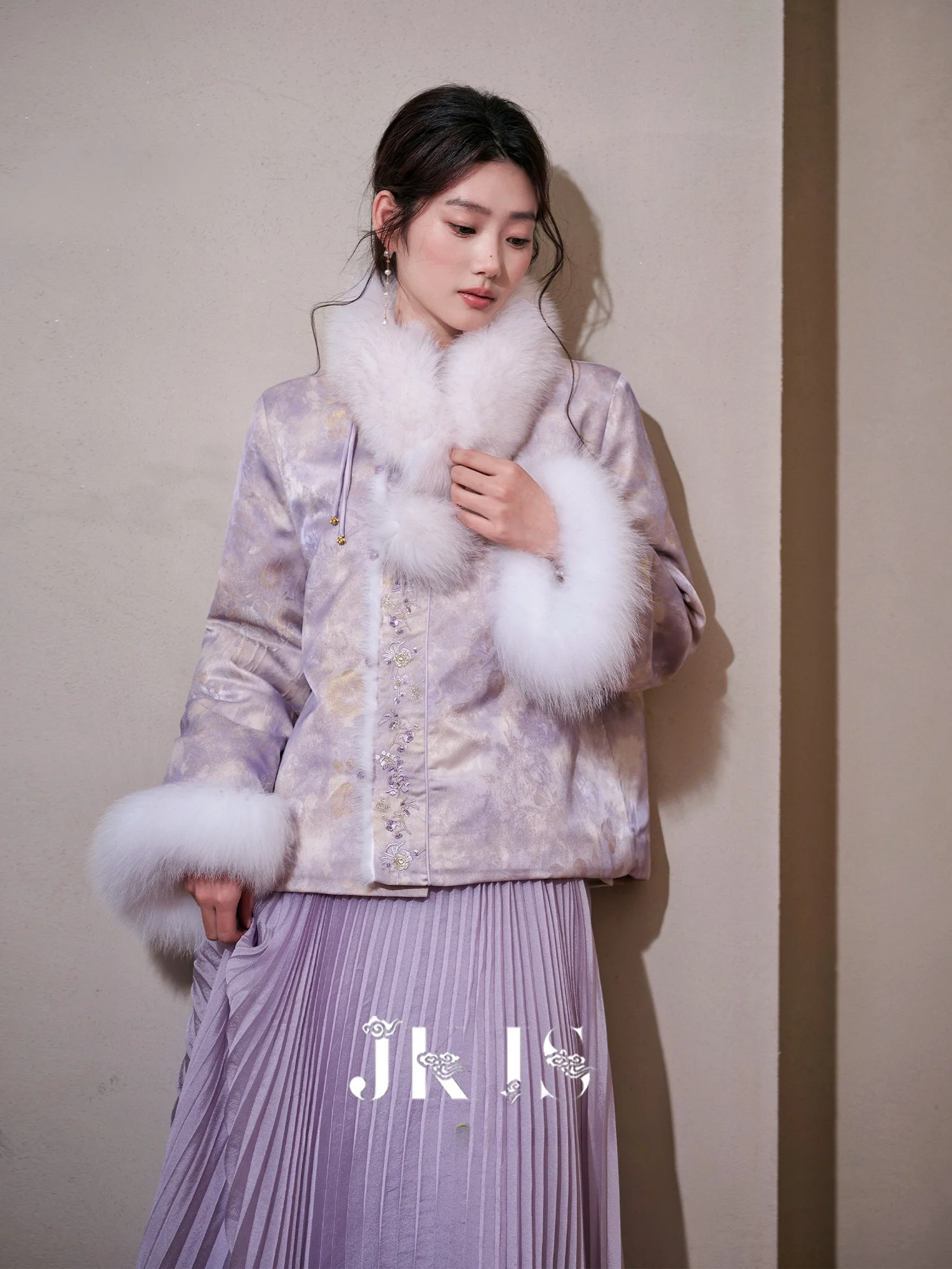 New Chinese Sle Silk Embroidery Woolen Coat with Slanting Collar And Fur Cuff Long Sve Loose Fit Commute Wear
New Chinese Sle Silk Embroidery Woolen Coat with Slanting Collar And Fur Cuff Long Sve Loose Fit Commute Wear