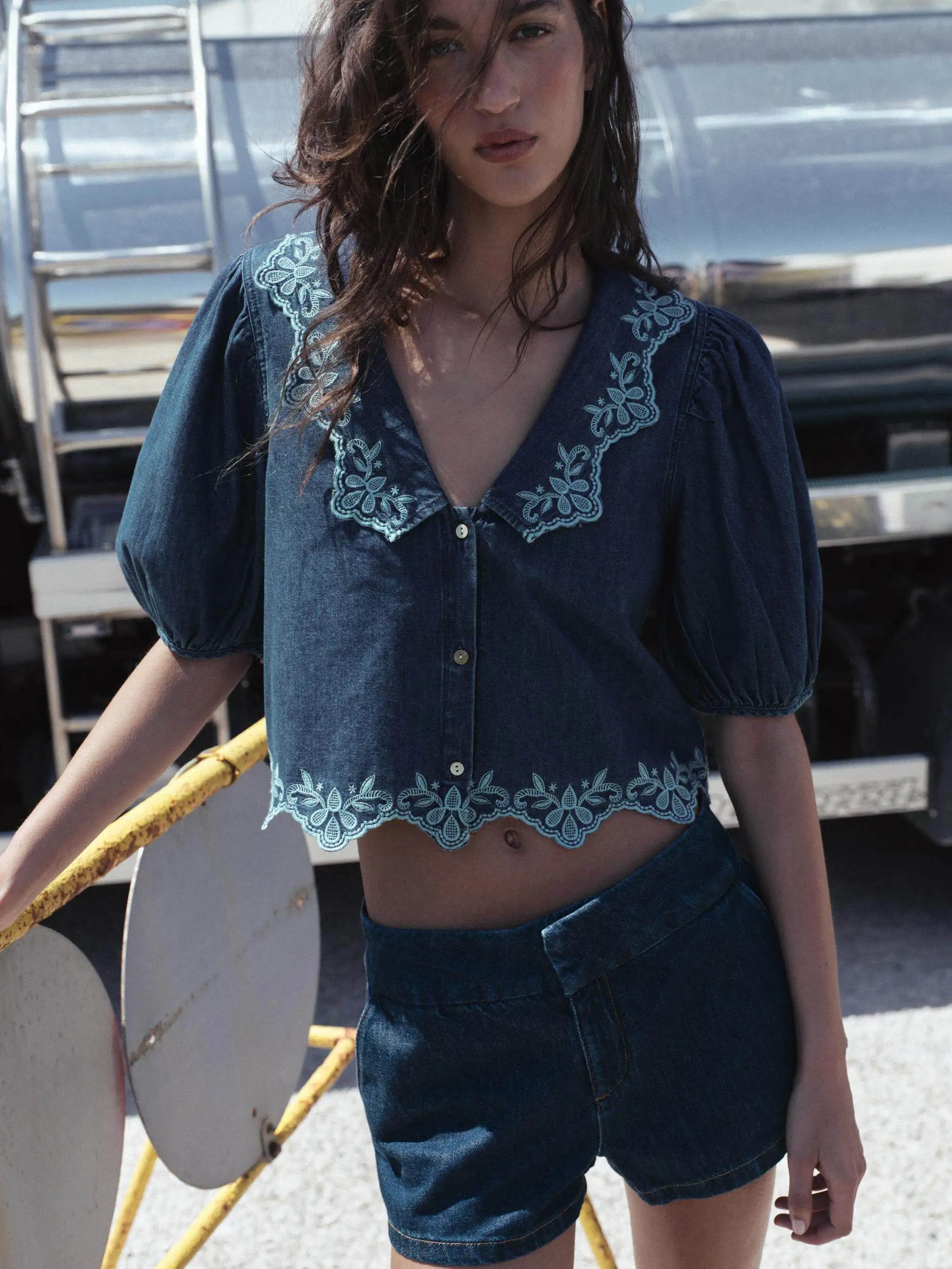 New Summer Women's Shirt Retro Personality Bubble Sleeve V-neck Embroidery Denim 25-35 Years Old 2026 Seasonal Fashion
New Summer Women's Shirt Retro Personality Bubble Sleeve V-neck Embroidery Denim 25-35 Years Old 2026 Seasonal Fashion