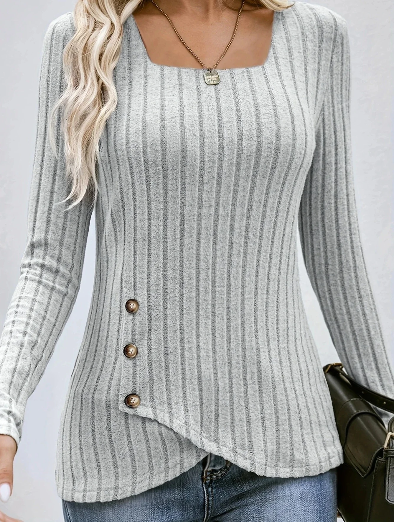 Однотонная футболка в рубчик с квадратным вырезом и пуговицами, повседневный топ с длинными рукавами для весенней и осенней женской одежды
Однотонная футболка в рубчик с квадратным вырезом и пуговицами, повседневный топ с длинными рукавами для весенней и осенней женской одежды