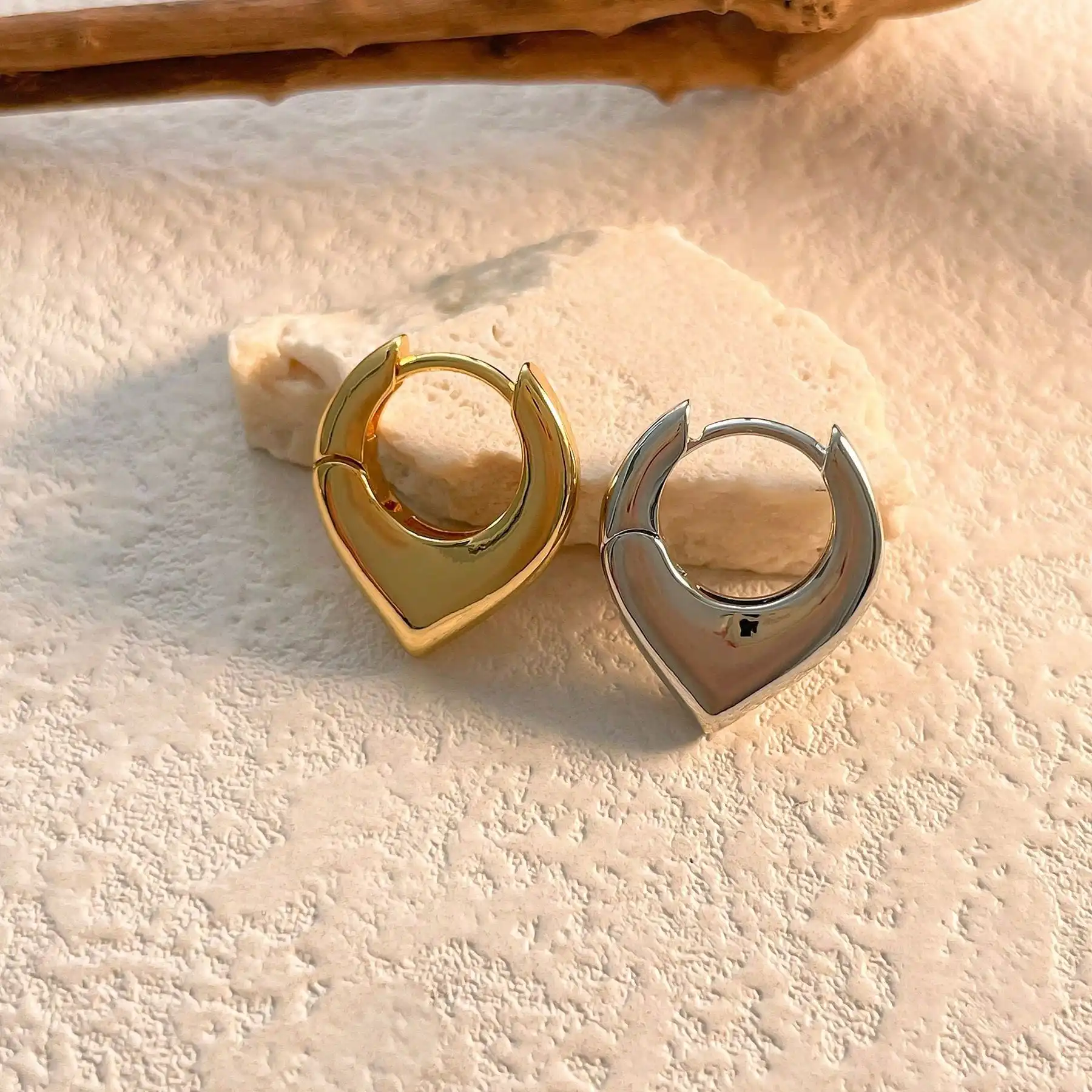 Gold-plated Geometric Ear Cuffs, Sophisticated and Elegant, with A Refined European and American Style, Perfect for Trendy Teardrop Earrings.
Gold-plated Geometric Ear Cuffs, Sophisticated and Elegant, with A Refined European and American Style, Perfect for Trendy Teardrop Earrings.