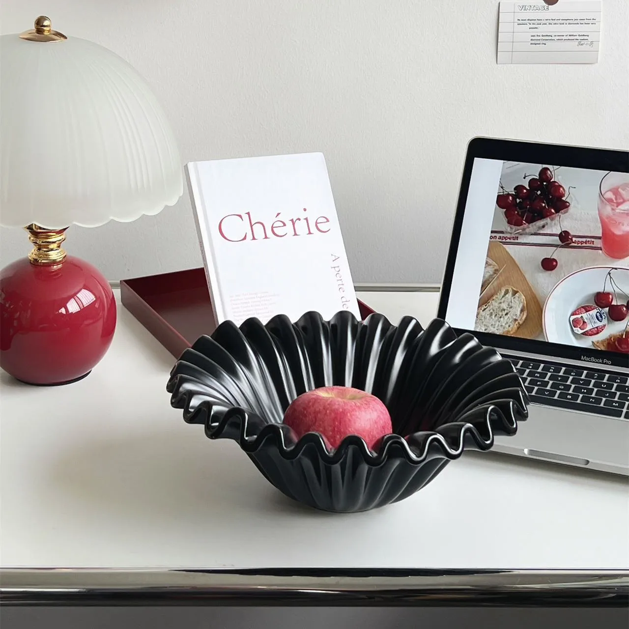 Vintage Wavy Black Tray, Minimalist Modern Fruit Plate, Creative Art Decoration for Home Tabletop Storage
Vintage Wavy Black Tray, Minimalist Modern Fruit Plate, Creative Art Decoration for Home Tabletop Storage
