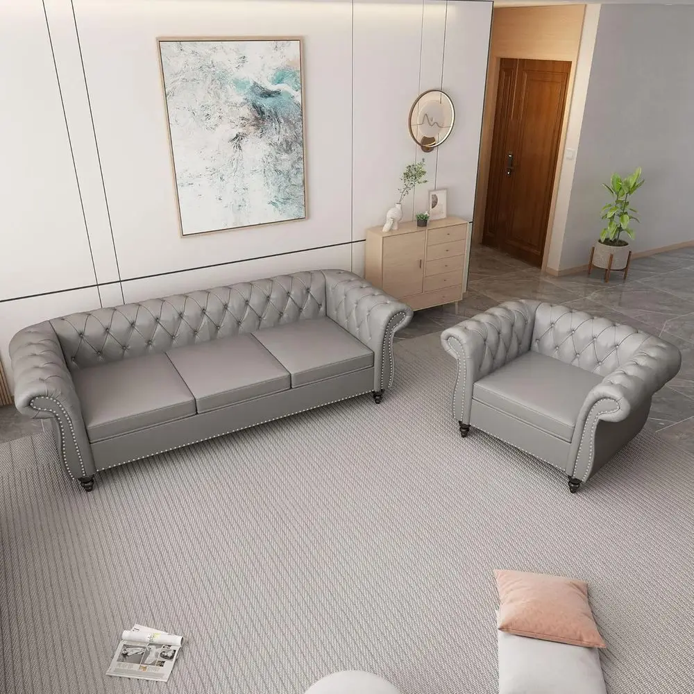 Кожаный диван-софа в стиле Честерфилд с резными подлокотниками и декоративной отделкой в сером цвете
Кожаный диван-софа в стиле Честерфилд с резными подлокотниками и декоративной отделкой в сером цвете