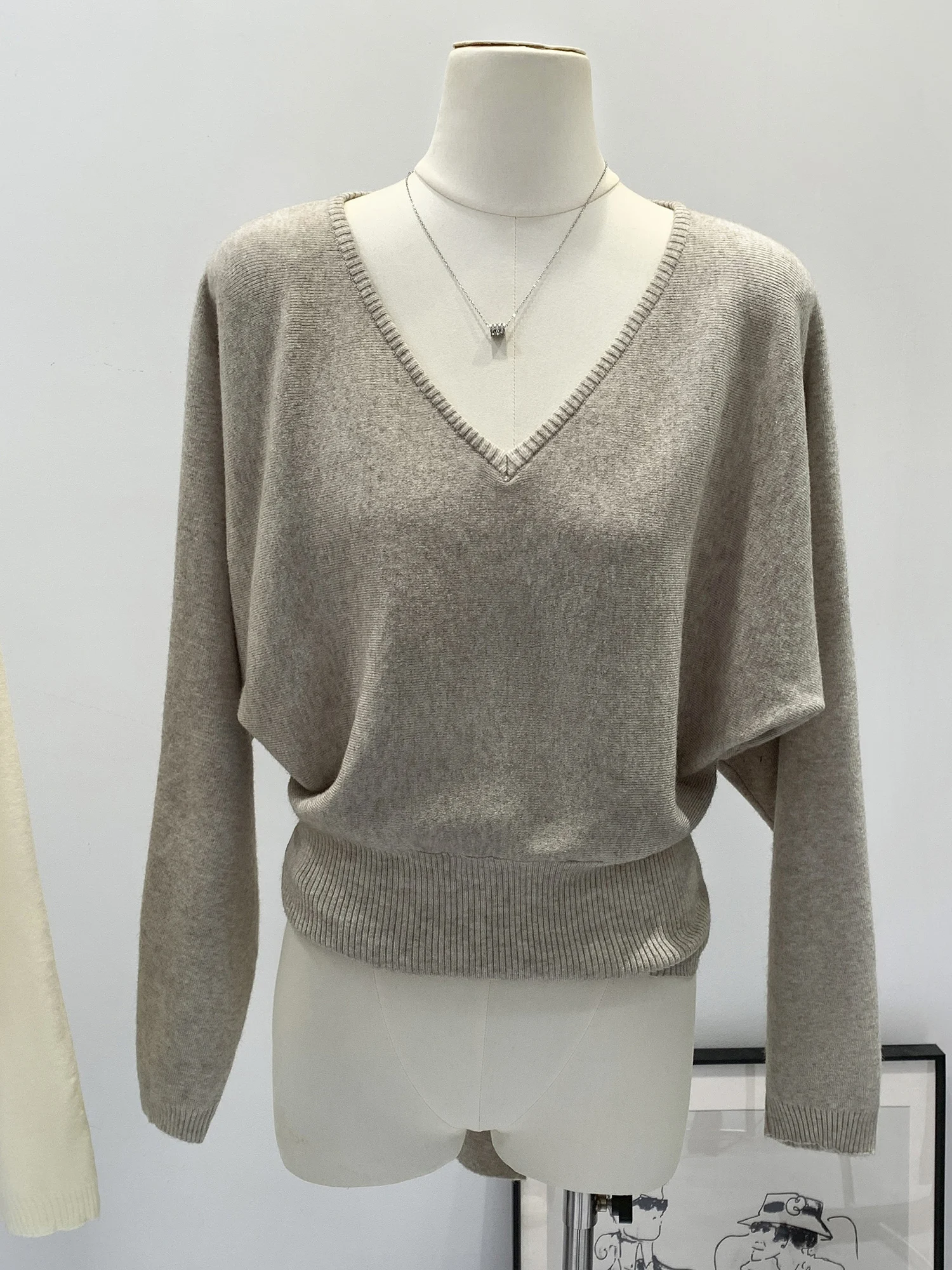 Elegant V-Neck Knitwear Women's Inner Wear Base Layer Sweater Belted Waist Style Korean Style Top for Autumn And Winter
Elegant V-Neck Knitwear Women's Inner Wear Base Layer Sweater Belted Waist Style Korean Style Top for Autumn And Winter