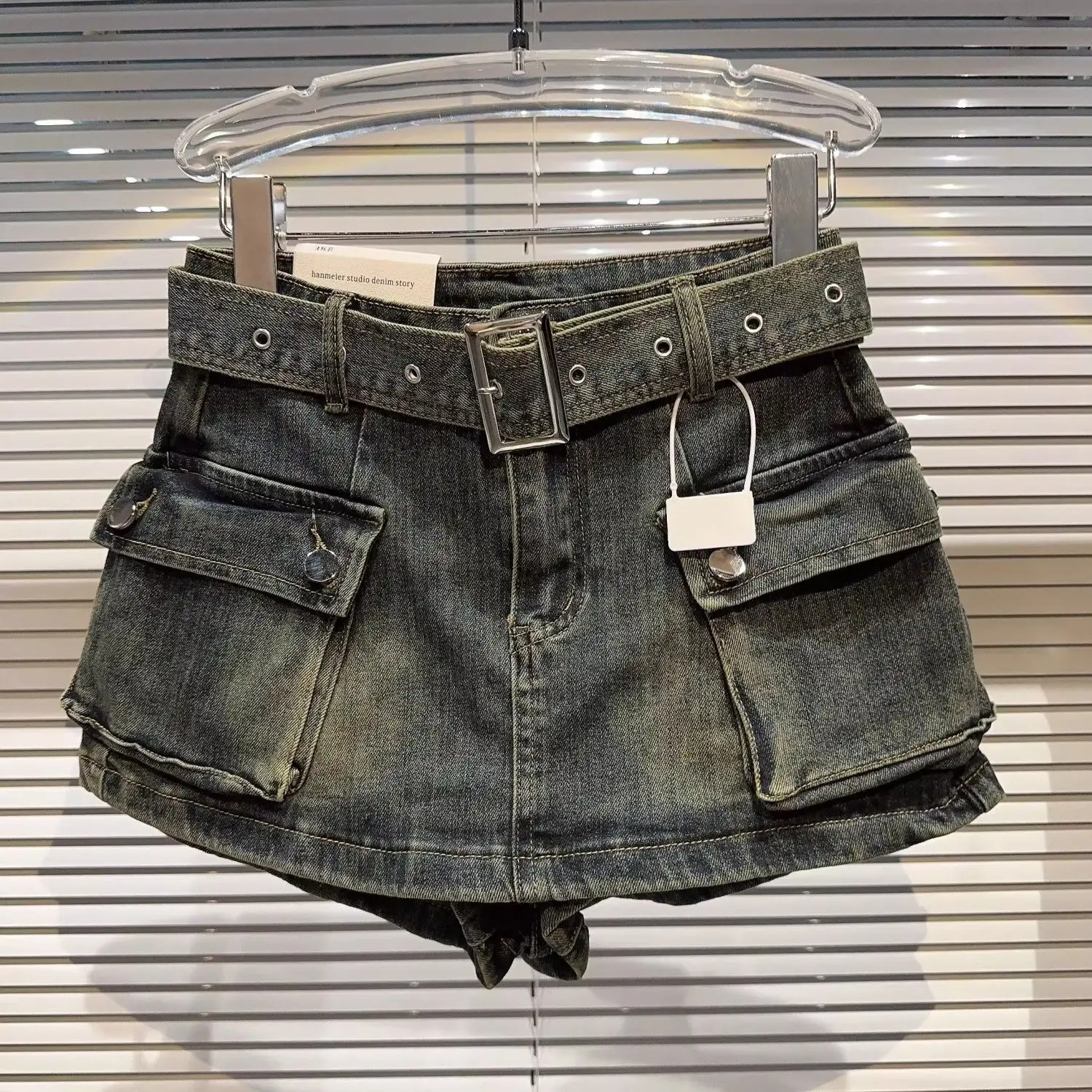 Fashion Simply Solid Color Belt Waist Shorts For Women 2025 Summer New Casual High Waist Mini Shorts Skirts Female
Fashion Simply Solid Color Belt Waist Shorts For Women 2025 Summer New Casual High Waist Mini Shorts Skirts Female
