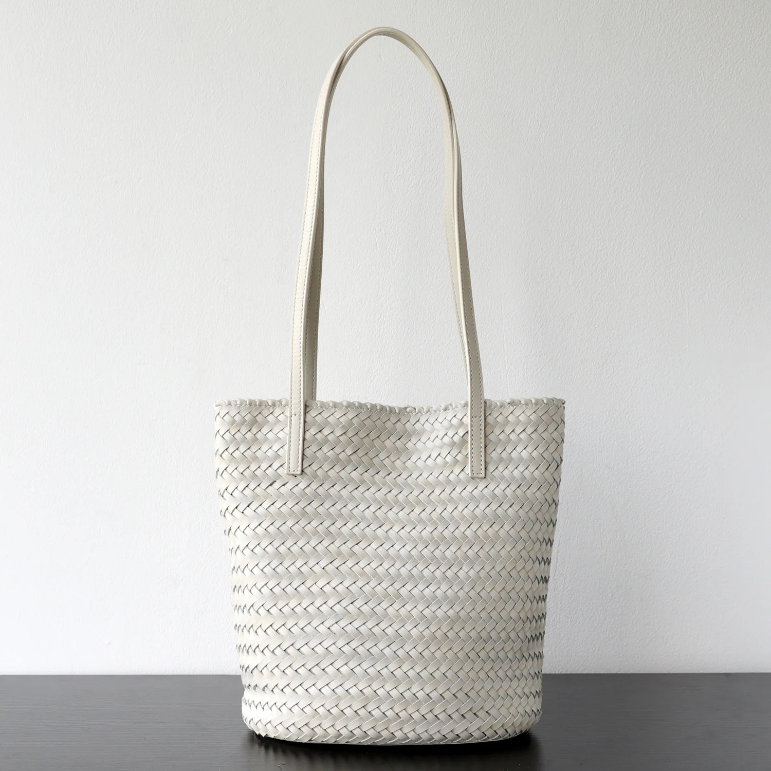 Genuine Leather Bucket Bag Vegetable Tanned Cowhide Armpit Bag Hand Woven Lazy Simple Design Hand-Held for Casual Use
Genuine Leather Bucket Bag Vegetable Tanned Cowhide Armpit Bag Hand Woven Lazy Simple Design Hand-Held for Casual Use