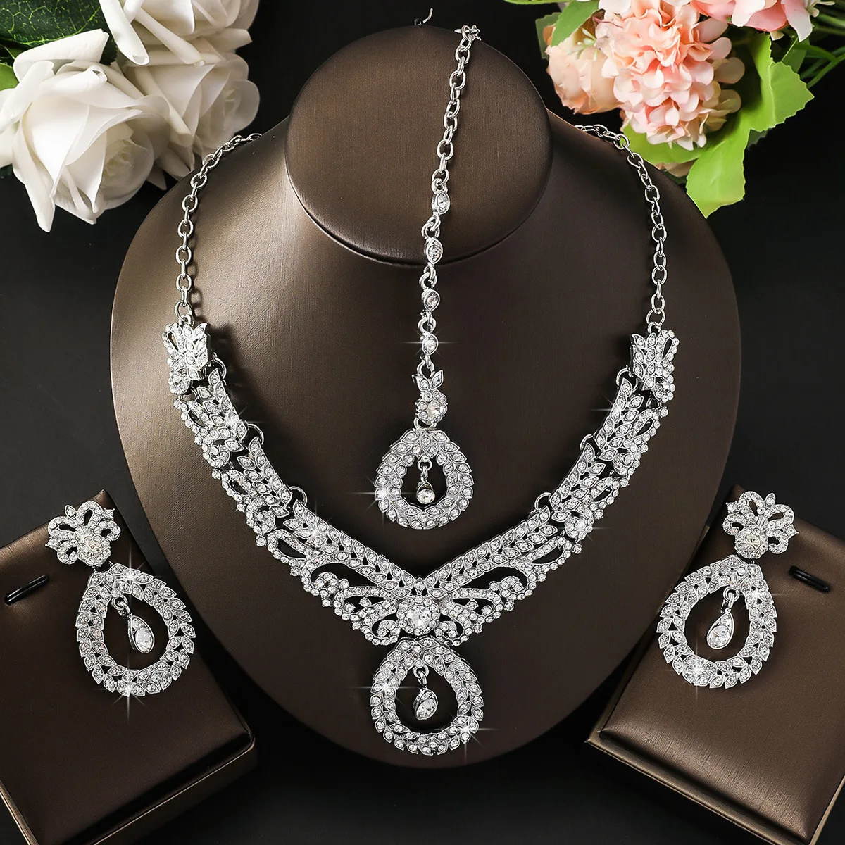 Accessories Exaggerated Retro Necklace Set Female Luxury Crystal Banquet Dress Accessories, Clavicle Chain Four-piece Set
Accessories Exaggerated Retro Necklace Set Female Luxury Crystal Banquet Dress Accessories, Clavicle Chain Four-piece Set