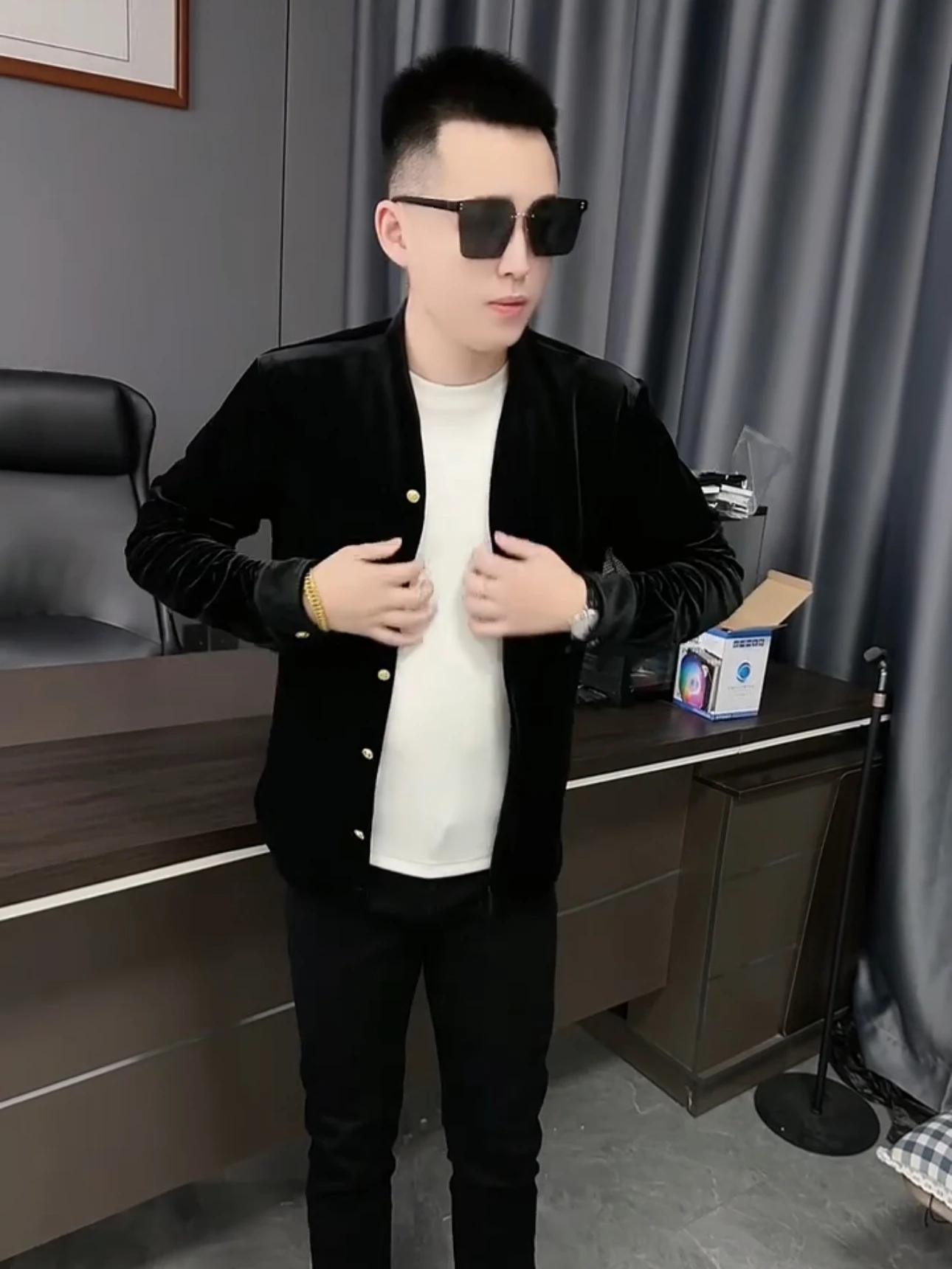 Мужская модная осенне-зимняя новинка: удлиненный пиджак-жакет из вельвета с V-образным вырезом на пуговицах, верхняя одежда из полиэстера и нейлона...
Мужская модная осенне-зимняя новинка: удлиненный пиджак-жакет из вельвета с V-образным вырезом на пуговицах, верхняя одежда из полиэстера и нейлона...