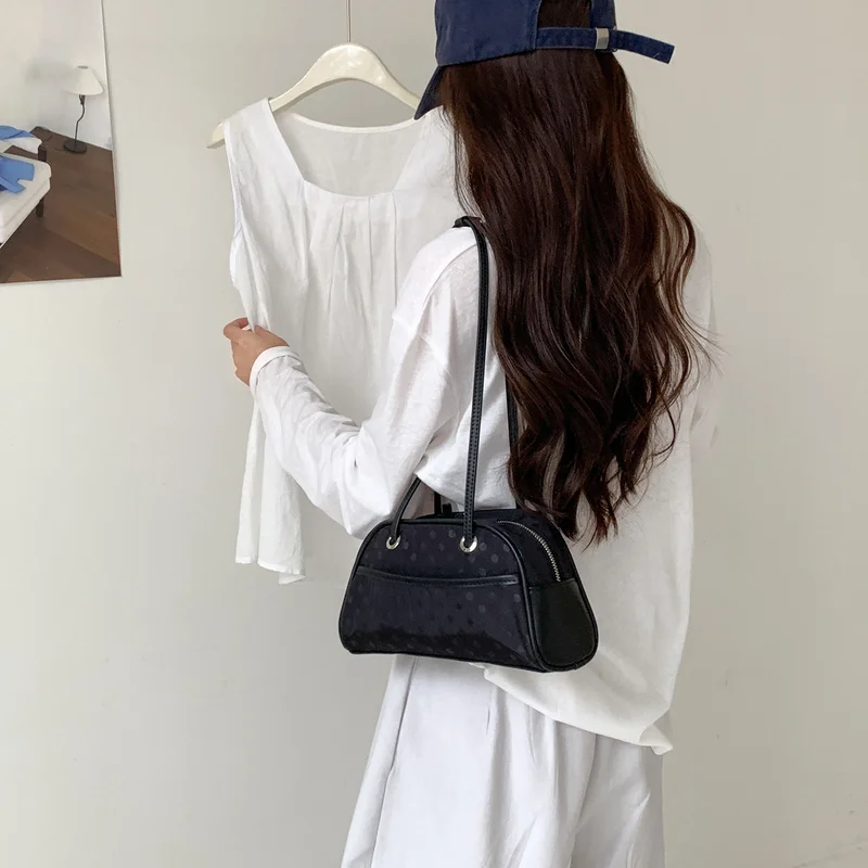 High-quality Korean-style Polka Dot Underarm Bag Casual Versatile Handbag Spliced Fashion Shoulder Bag
High-quality Korean-style Polka Dot Underarm Bag Casual Versatile Handbag Spliced Fashion Shoulder Bag